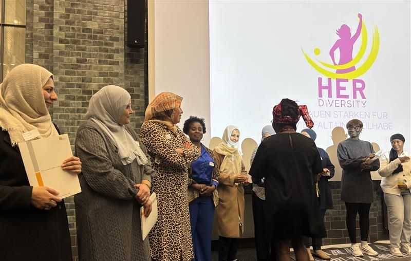 Mülheimer Her Diversity-Frauen stehen mit ihren Teilnahmebescheinigungen auf der Bühne.