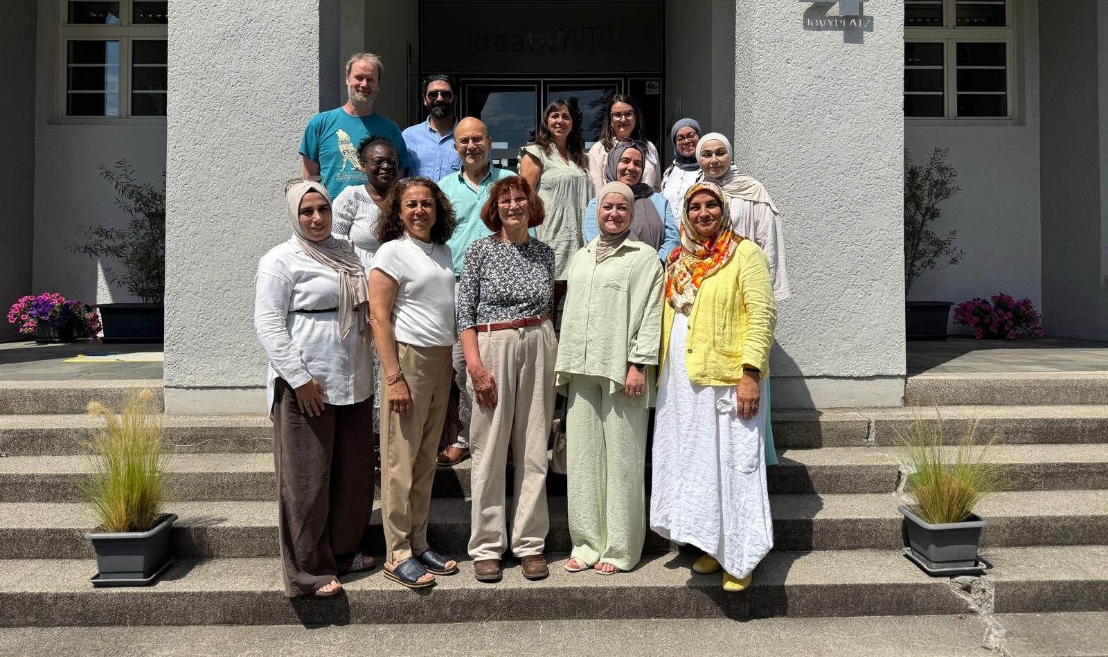 Gruppenbild der Trainer*innen von „Eltern mischen mit 2.0“ beim Netzwerktreffen.