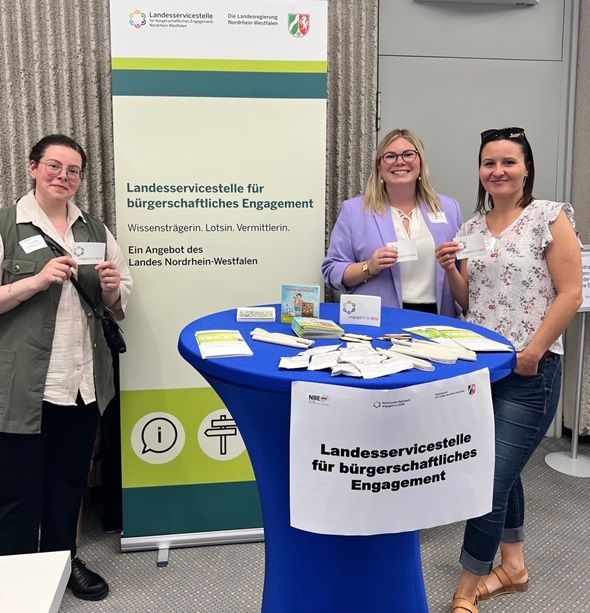 Nurcan Celik, Eva Cynkar, Elternnetzwerk NRW, beim Stand der Landesservicestelle für bürgerschaftliches Engagement NRW