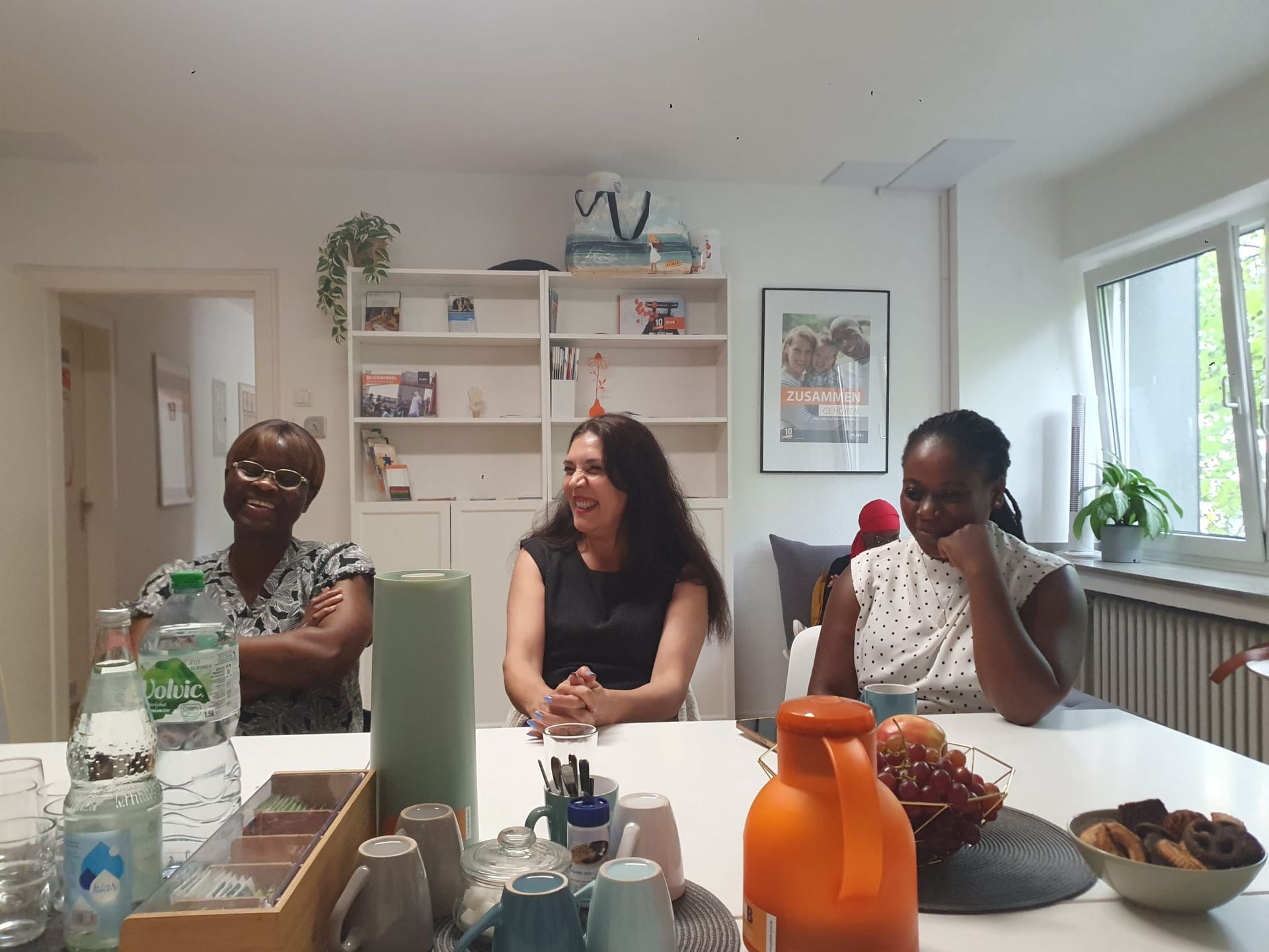 Drei Teilnehmerinnen bei Her Diversity lachend am Tisch. Sie sind mit dem Projekt zu Besuch bei PLANB Ruhr gGmbH