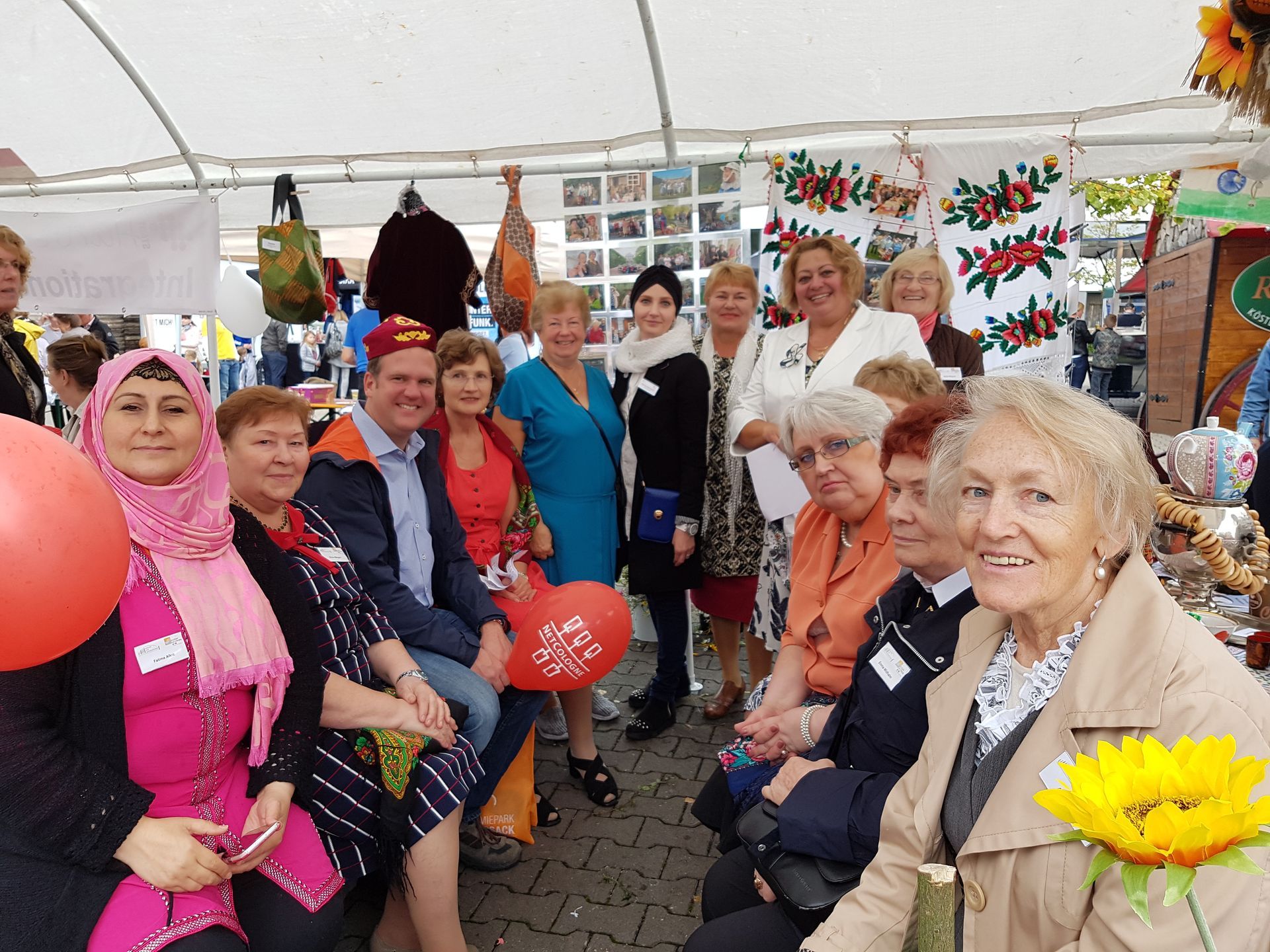 Gruppenbild der Teilnehmer*innen. Link führt zu Projektseite Brücke der Generationen