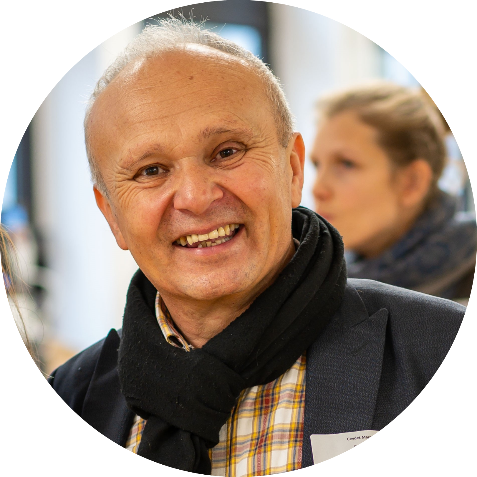 Bild von Cevdet Maras, die über ihre Erfahrungen mit dem Elternnetzwerk NRW berichtet