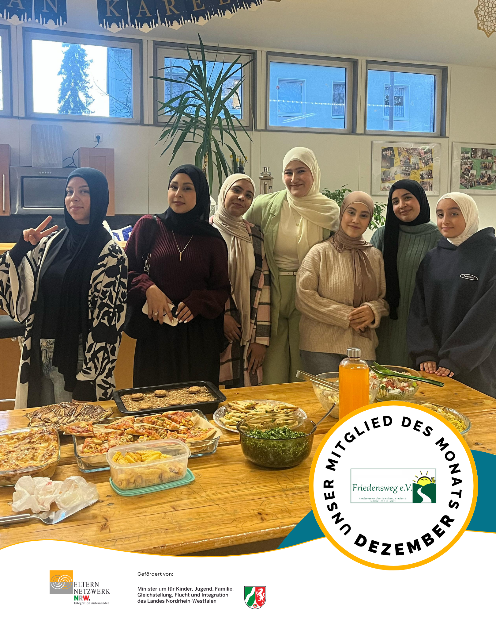 Frauen aus dem Verein Friedensweg e.V. Marl strahlen in die Kamera. Vor ihnen ein reich gedeckter Tisch. Link führt zu Instagram-Beitrag