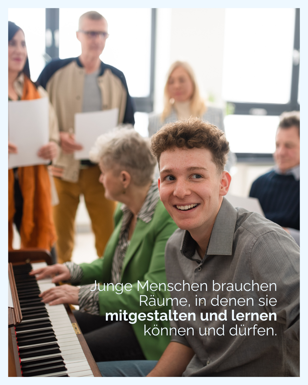Ein engagierter junger Mann schaut lächelnd zum Betrachter, im Hintergrund singen mehrere Menschen, eine Oma spielt Klavier. Link führt zum Instagram-Beitrag.