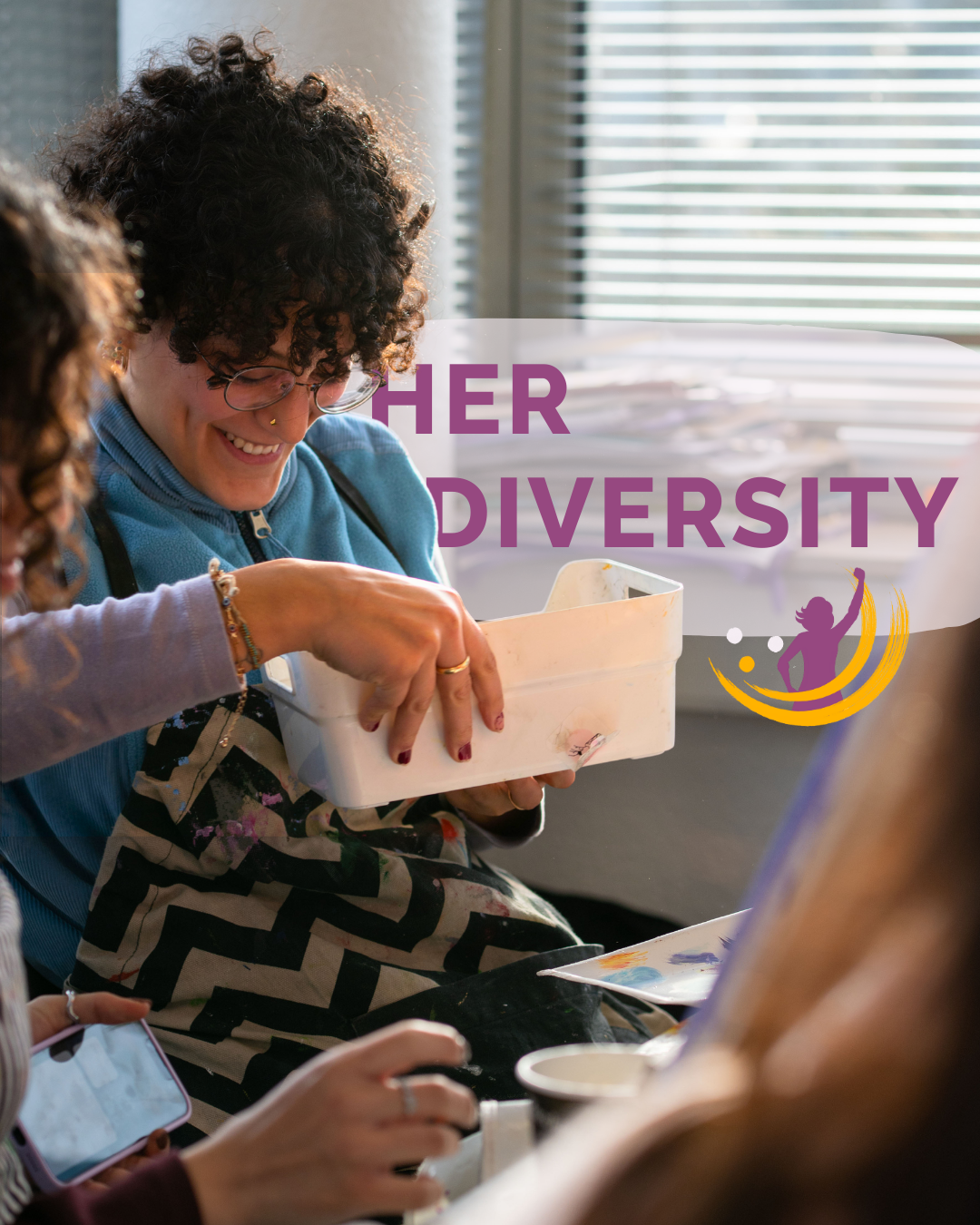 Frau aus dem Projekt Her Diversity auf der Suche nach Malutensilien. Sie lacht freundlich. Link führt zu Instagram-Beitrag
