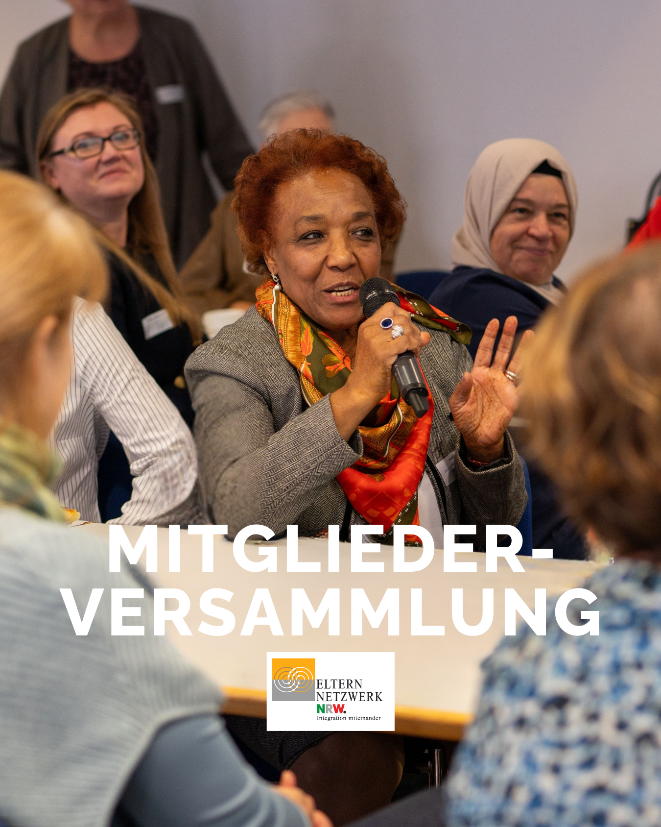 Personen bei der Mitgliederversammlung des Elternnetzwerks NRW. Frau spricht in Mikrofon. Link-Bild führt zu Instagram-Beitrag.