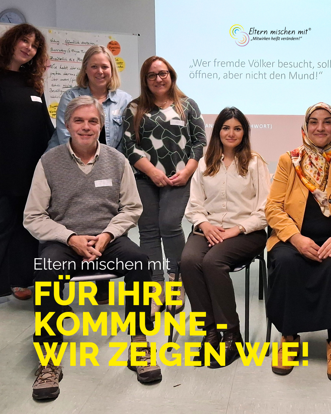 Teilnehmende aus dem Schulungsmodul sitzen zum Gruppenfoto und lachen in die Kamera. Link führt zu Instagram-Beitrag.
