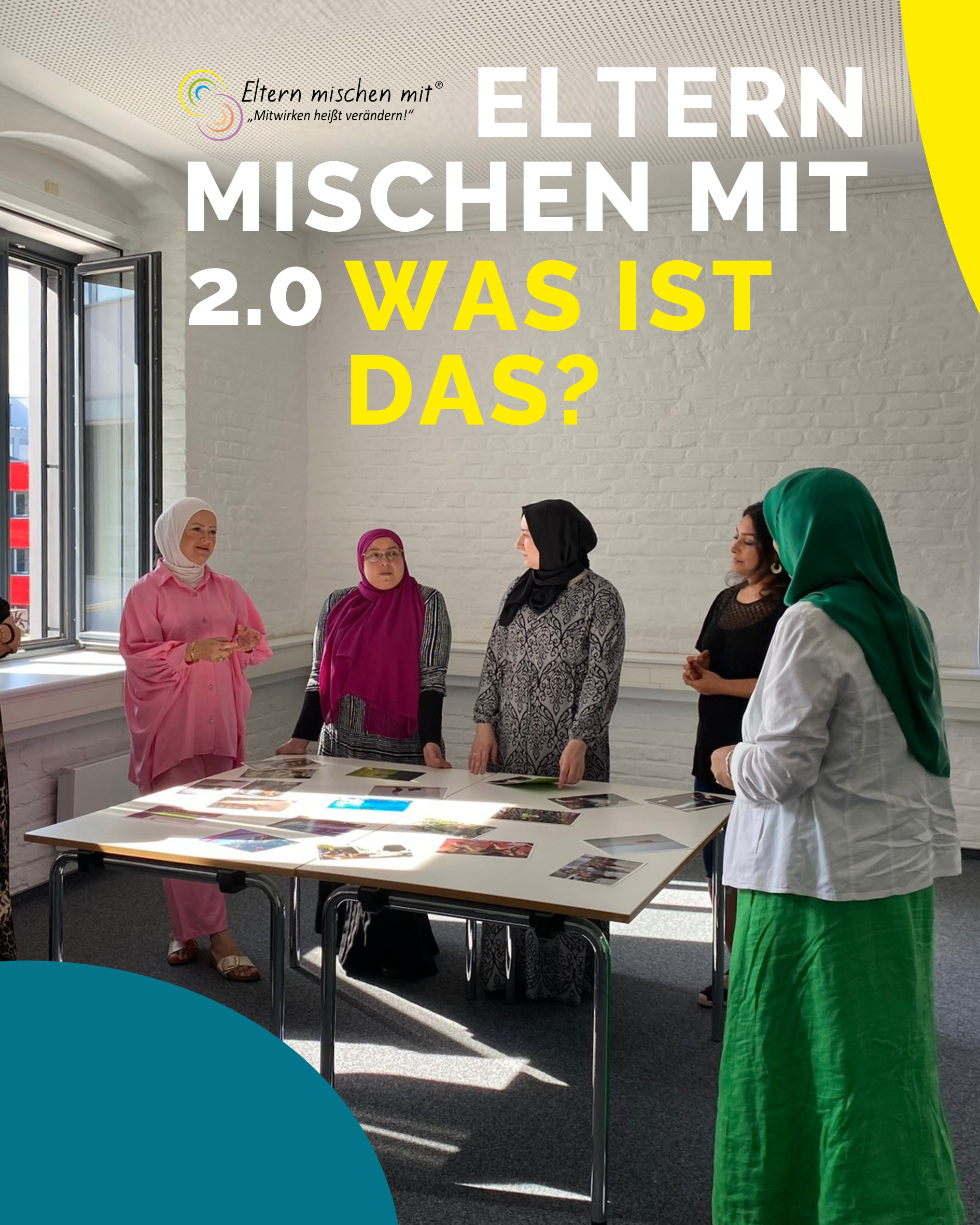 Mütter mit und ohne Kopftuch stehen um einen Tisch und besprechen sich. Link führt zu Instagrambeitrag.