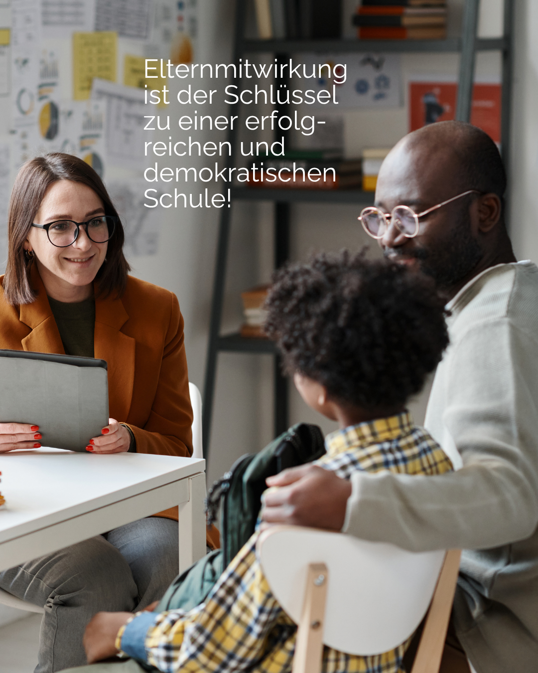 Link führt zum Instagram-Beitrag. Vater mit Kind bei der Lehrerin zum Sprechtag. Thema ist Elternmitwirkung.