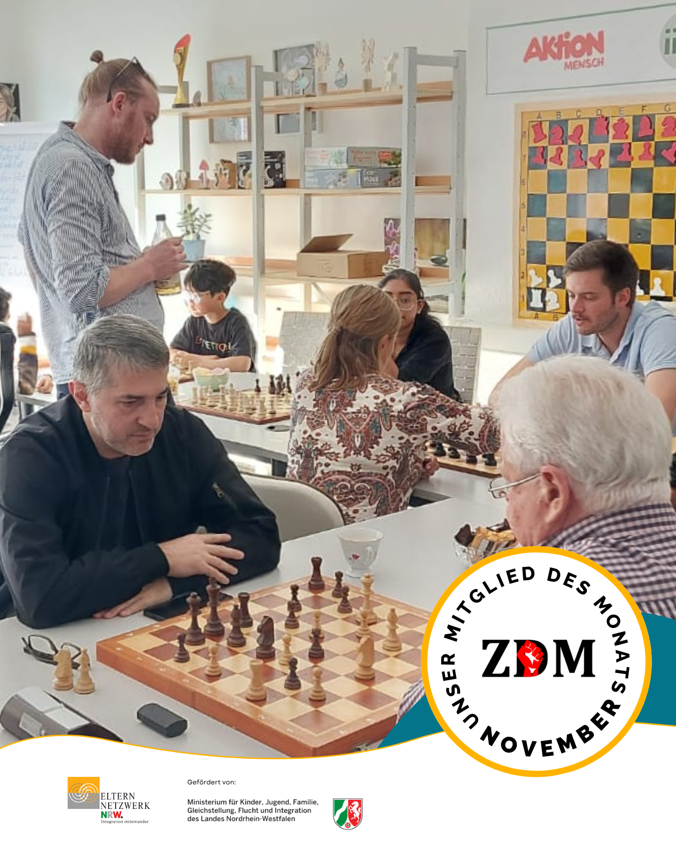 Mitglieder des Zentrums für Demokratie und Menschenrechte beim Schachspielen. Link-Bild führt zu Instagram-Beitrag.