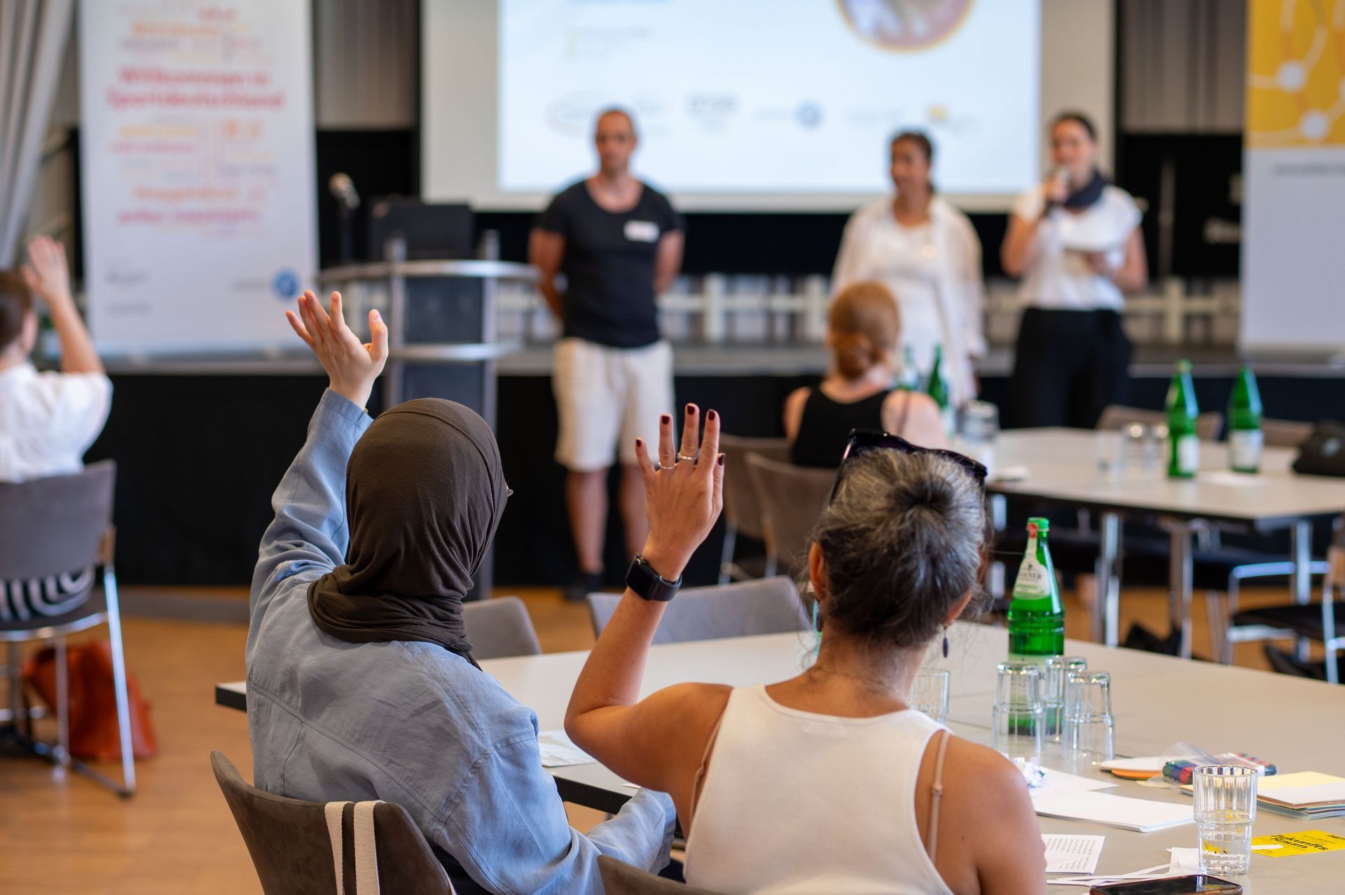 Zwei Teilnehmerinnen melden sich für einen Wortbeitrag bei der Fachveranstaltung „Stark durch Sport