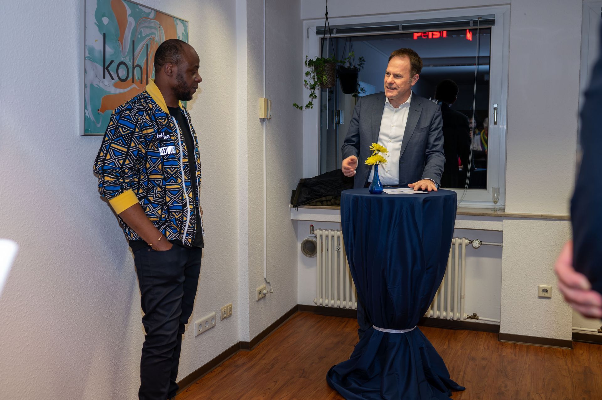 Oberbürgermeister Stephan Keller mit einem Mitarbeiter des Streetworkteams von KohleG