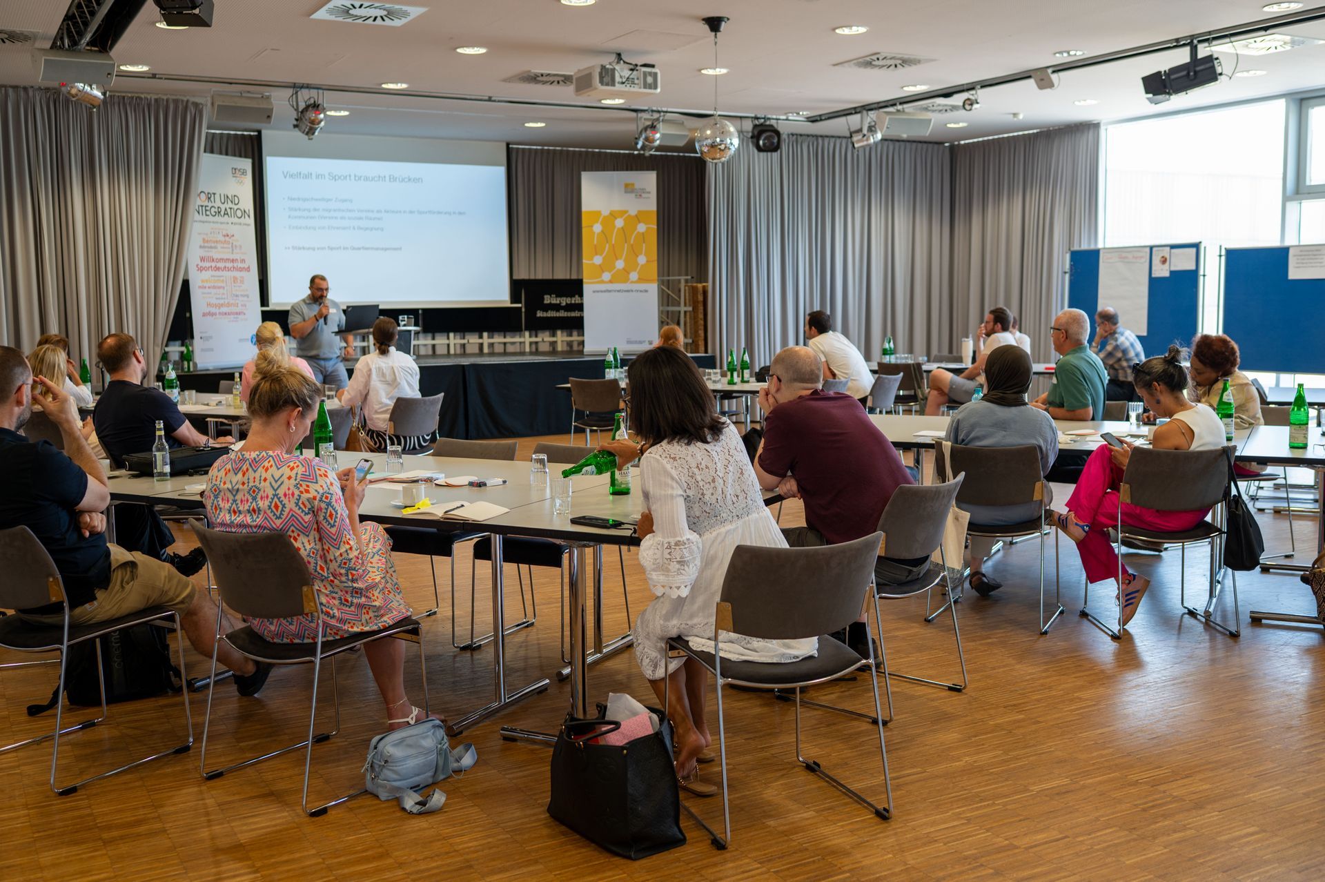 Blick in den Fachveranstaltungsraum mit den Teilnehmenden und Expert:innen zum Thema