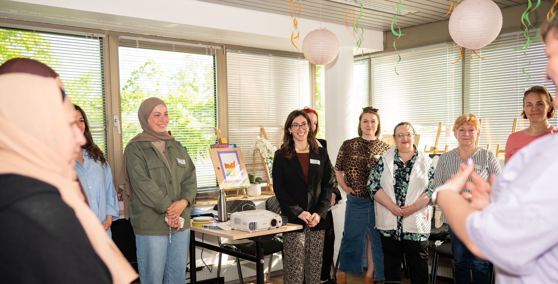 Teilnehmerinnen des Projekts Her Diversity stehen lachend zusammen