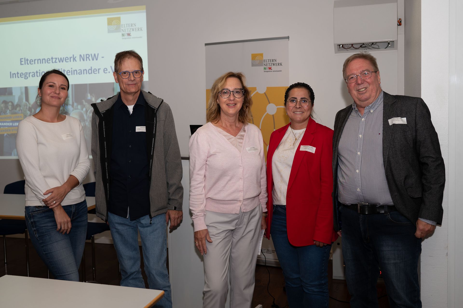 Gruppenbild der Sprecher*innen, u.a. Eva Cynkar und Neslihan Aksoy-Krüger vom Elternnetzwerk