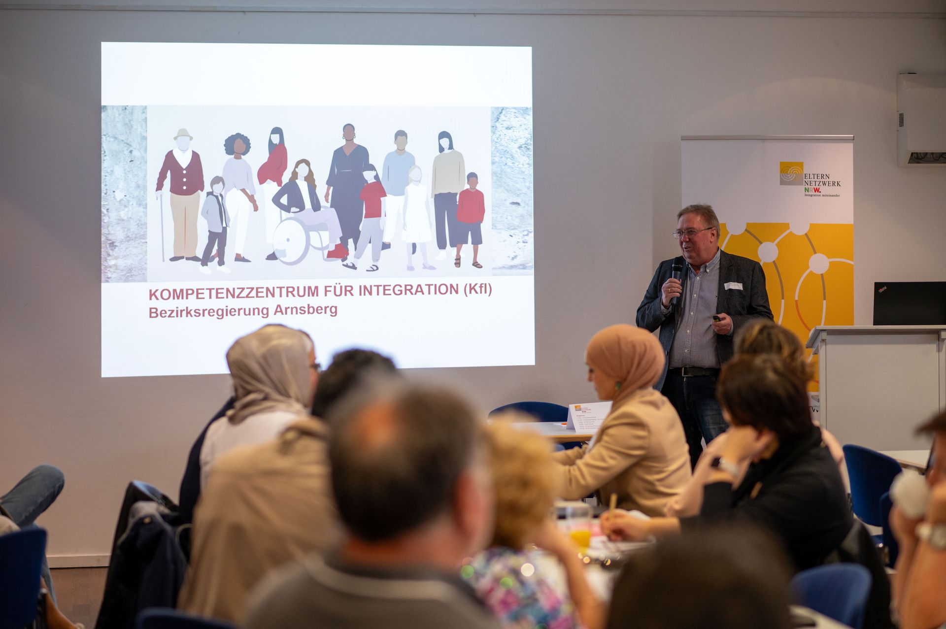 Referent mit Publikum. Beitrag Beratungstermine des Elternnetzwerk NRW für MSO Förderphase 2026