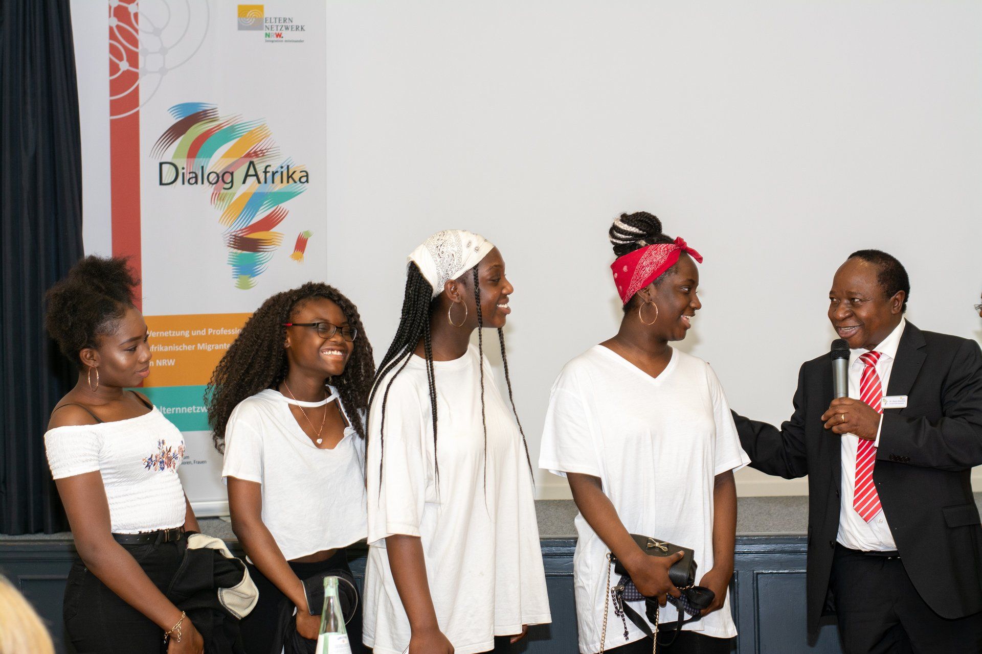 Dr. Denis Mukuna gratuliert die junge Tanztruppe Gye Nyame Youth Performance für ihren gelungenen Auftritt