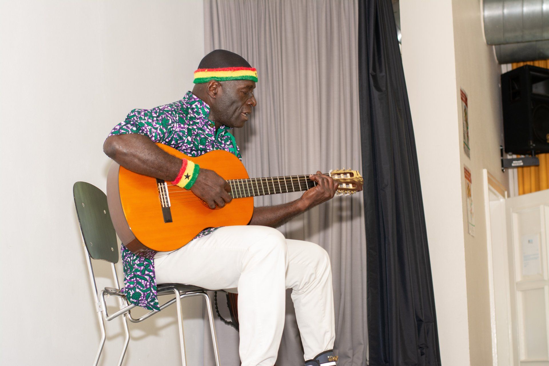 Der ghanaische Musiker Ampofo sorgte für gute Stimmung. Hier beim Gitarre-Spielen