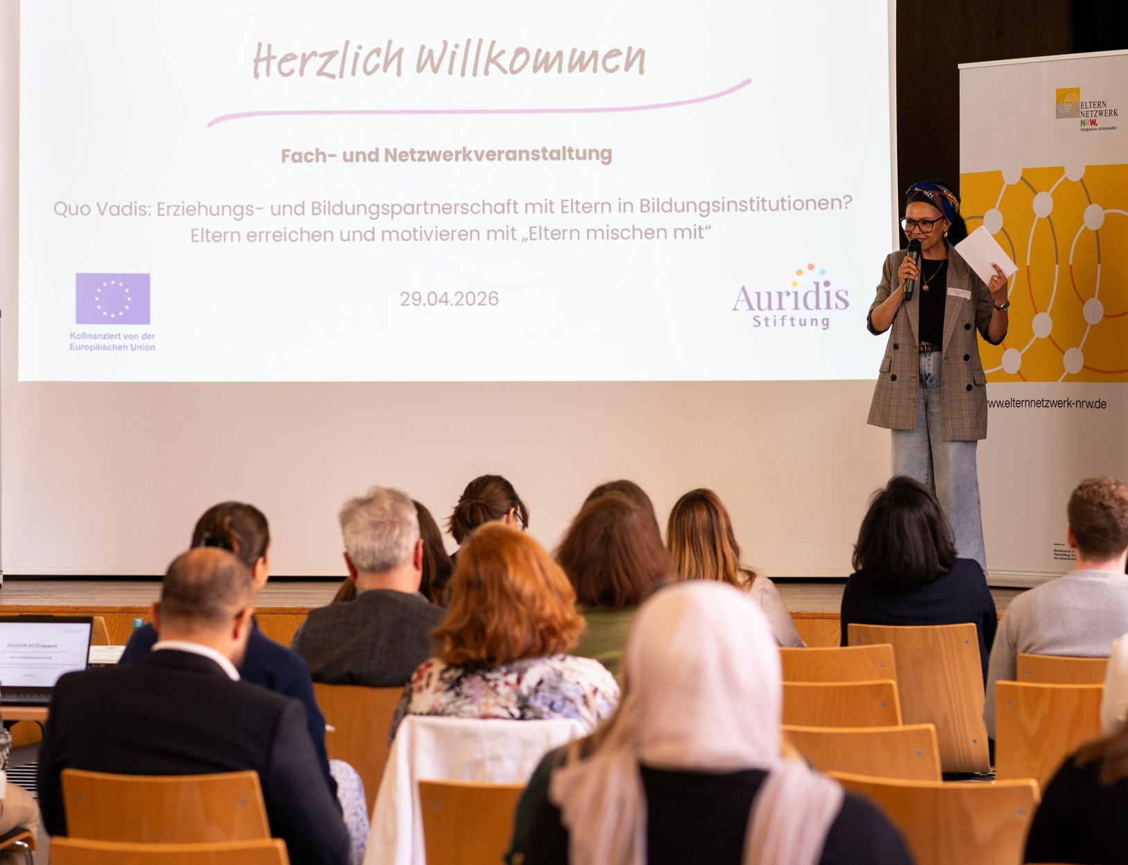 Oyindamola Alashe moderiert durch die Fach- und Netzwerkveranstaltung von Eltern mischen mit