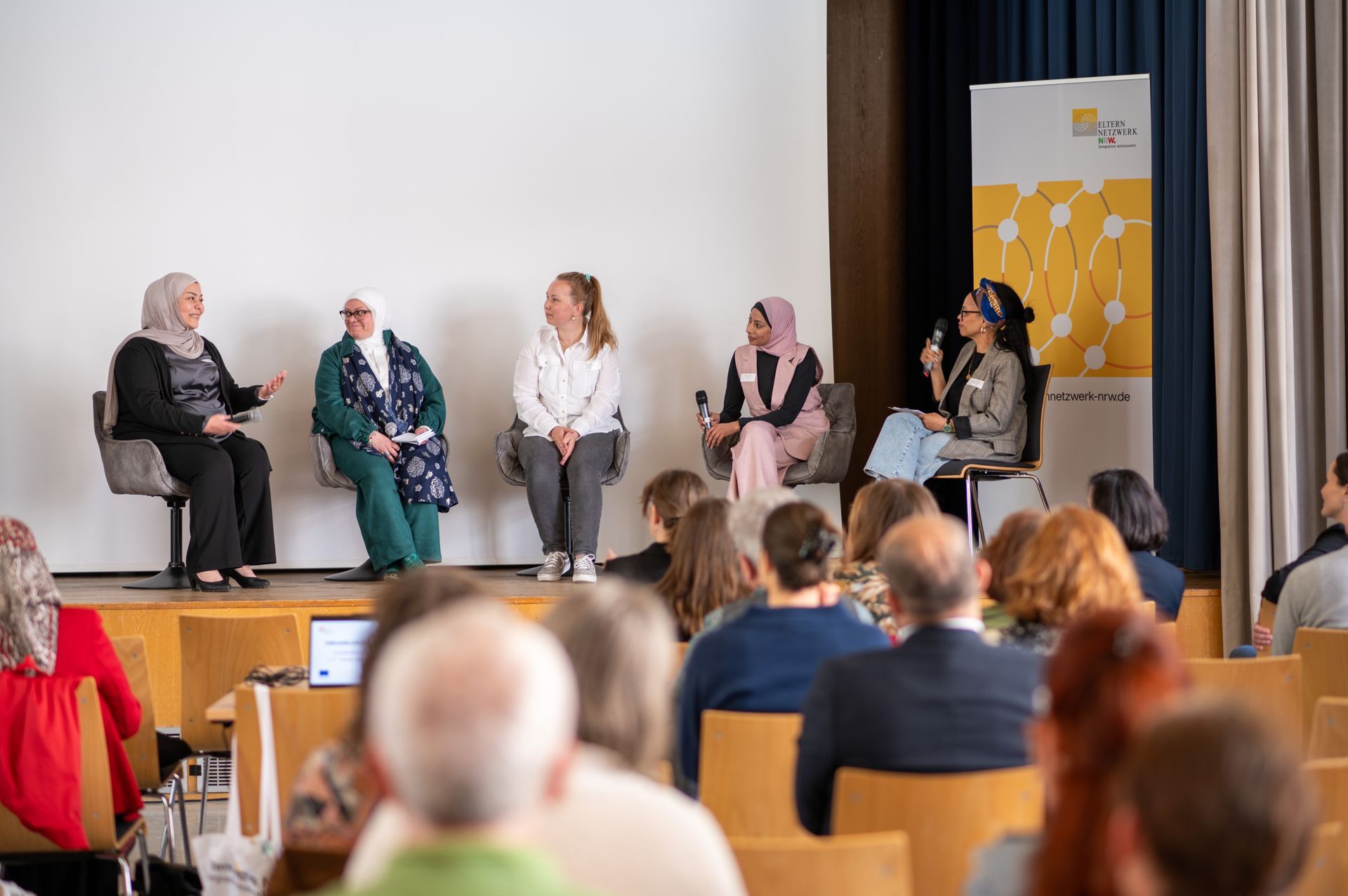 Vier Frauen auf der Bühne zur Talkrunde mit Oyindamola Alashe bei der Netzwerkveranstaltung von Eltern Mischen mit