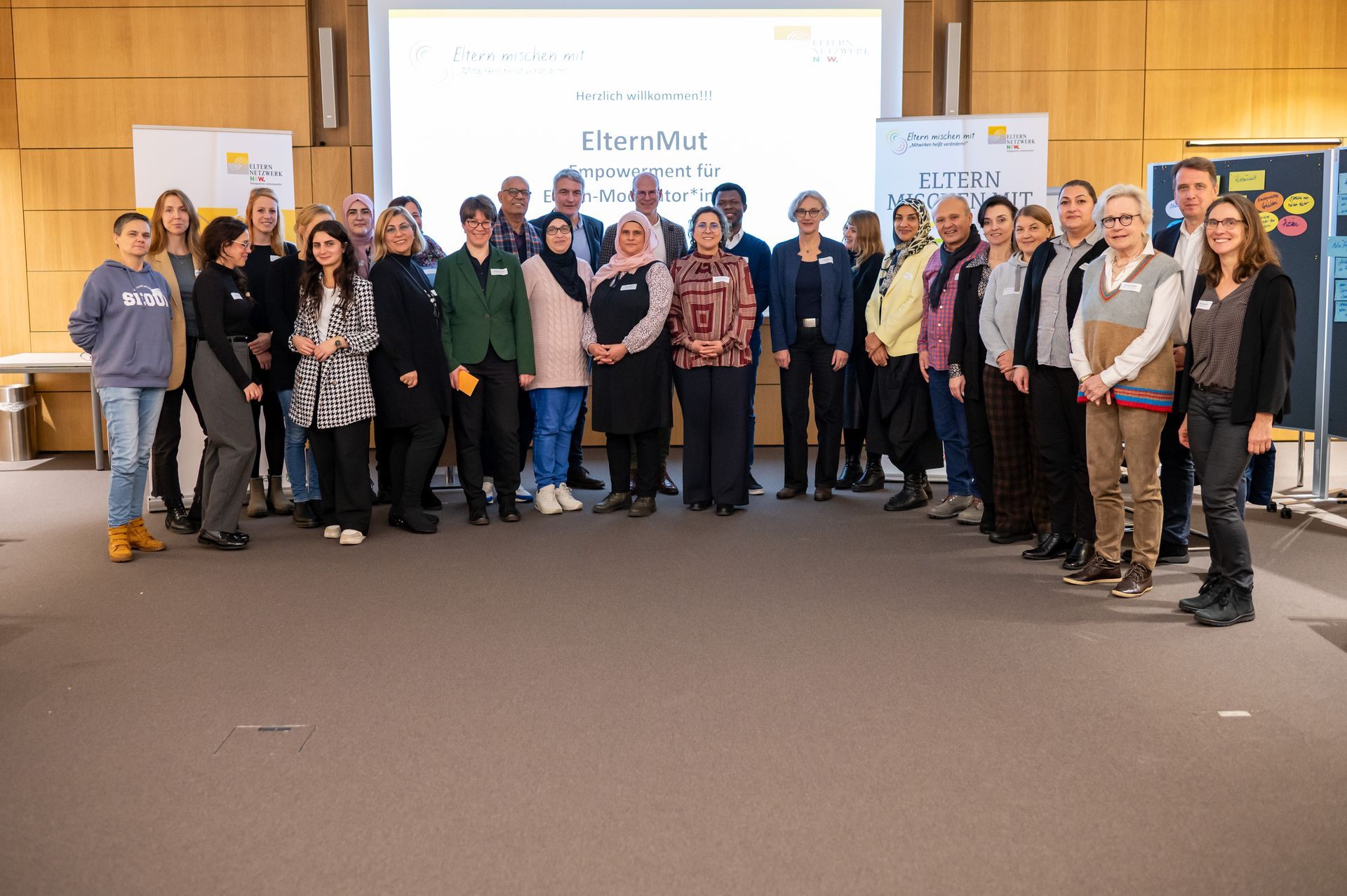 Gruppenbild der Teilnehmer*innen und Expert*innen bei der Teilnehmer*innen im Stuhlkreis (Ausschnitt) bei der ElternMut-Veranstaltung von Eltern mischen mit in Bielefeld