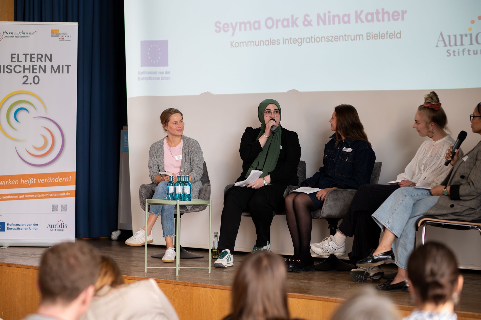 Partnerkommunen auf der Bühne zur Talkrunde mit Oyindamola Alashe bei der Netzwerkveranstaltung von Eltern Mischen mit