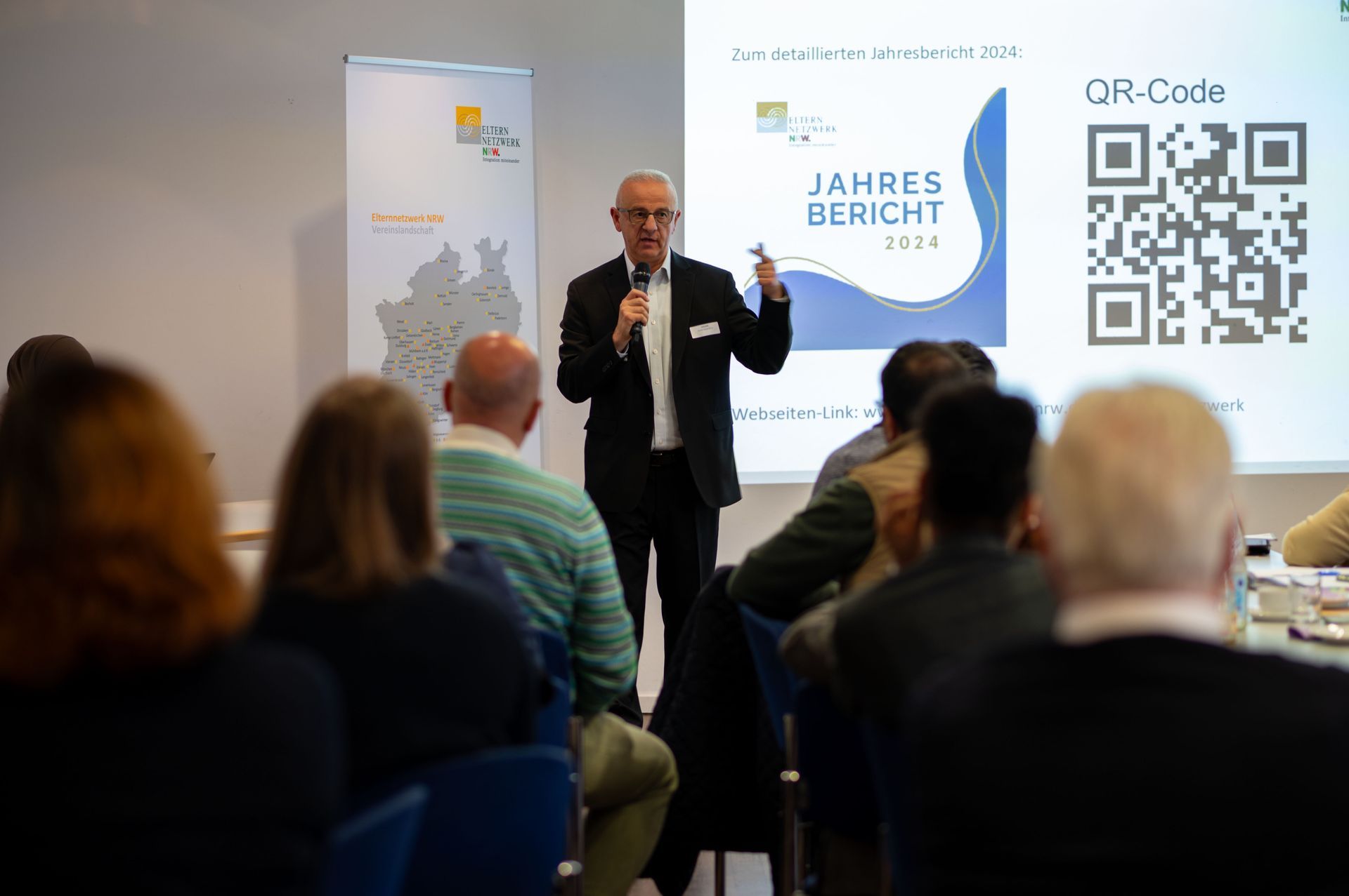 Erol Celik legt den Jahresbericht ab bei der Mitgliederversammlung 2025 des Elternnetzwerk NRW