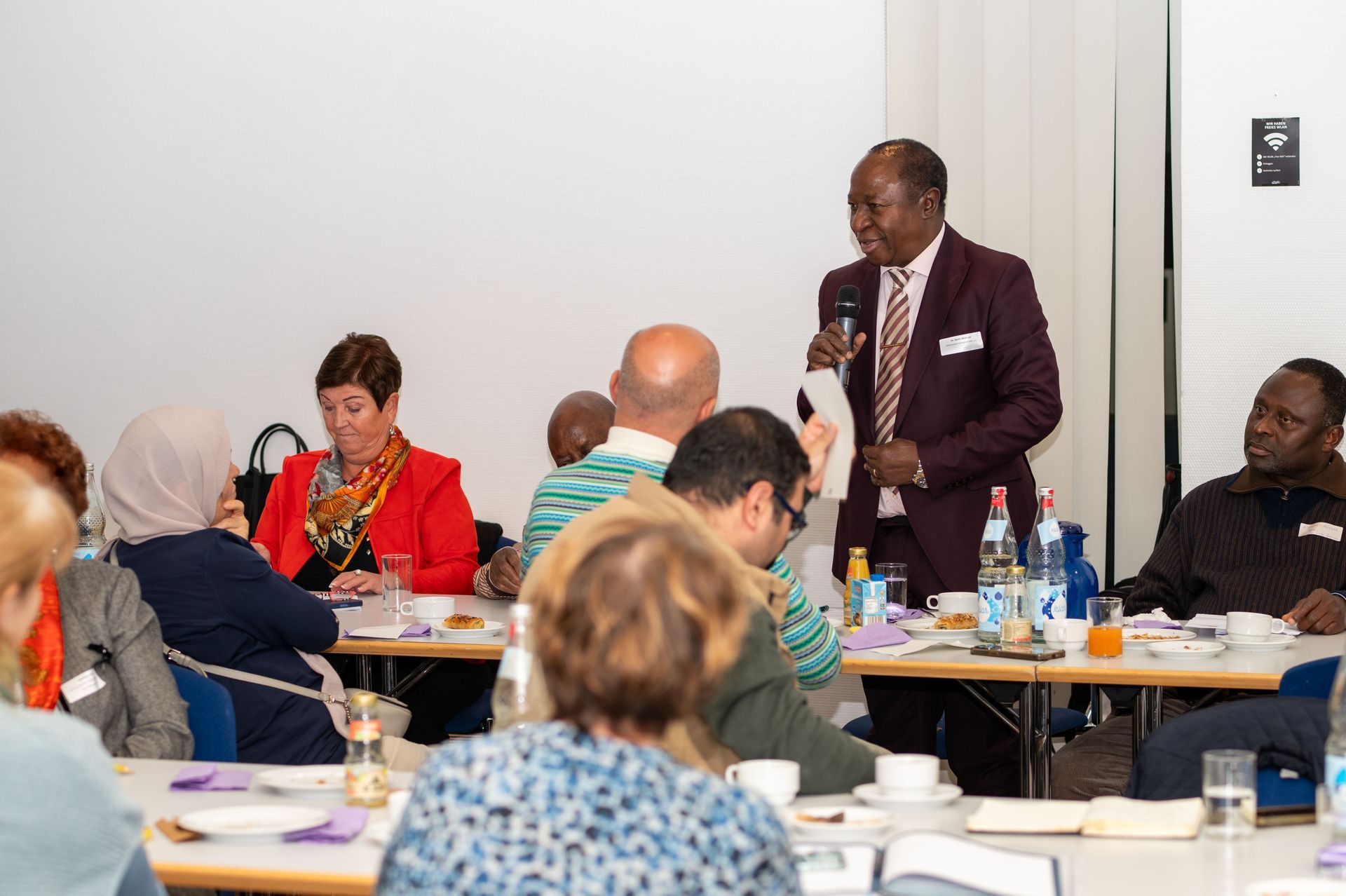 Dr. Denis Mukuna, im Vorstand des Elternnetzwerk NRW, spricht bei der Mitgliederversammlung 2025