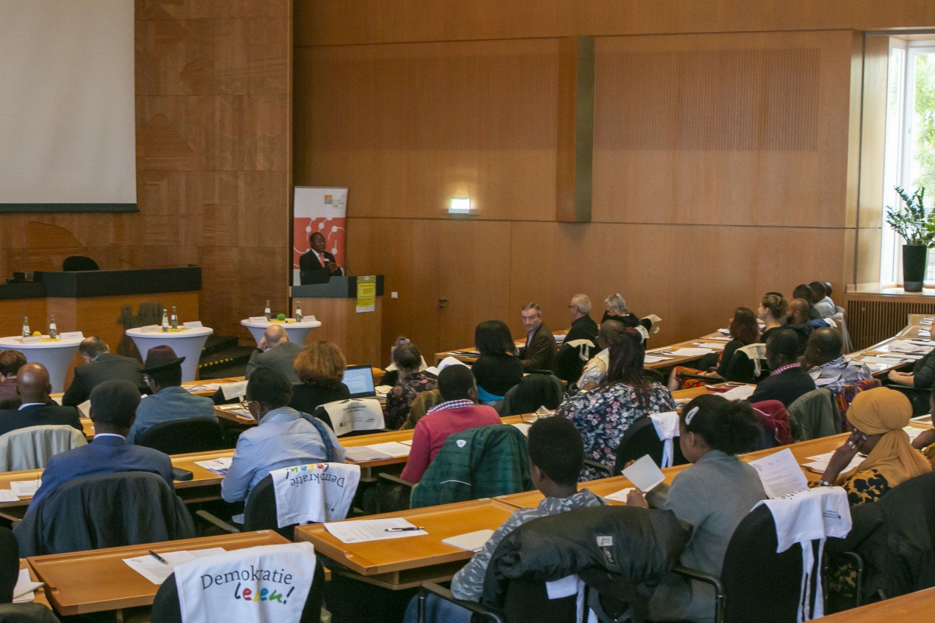 Dr. Denis Mukuna (Vorstand Elternnetzwerk NRW) begrüßte die Gäste
