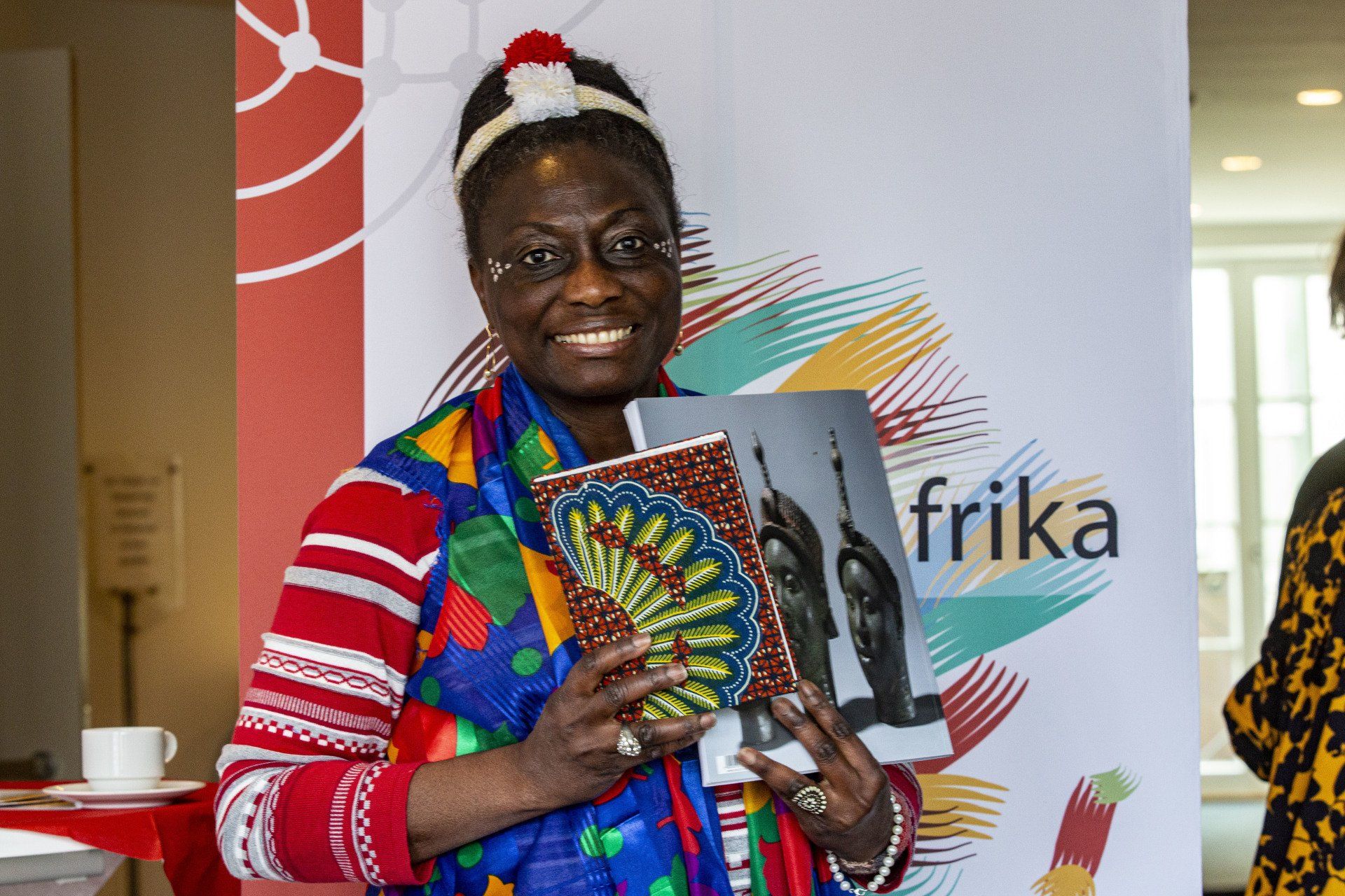 Künstlerin Clarisse Akouala präsentierte ihre selbstgemachten Werke