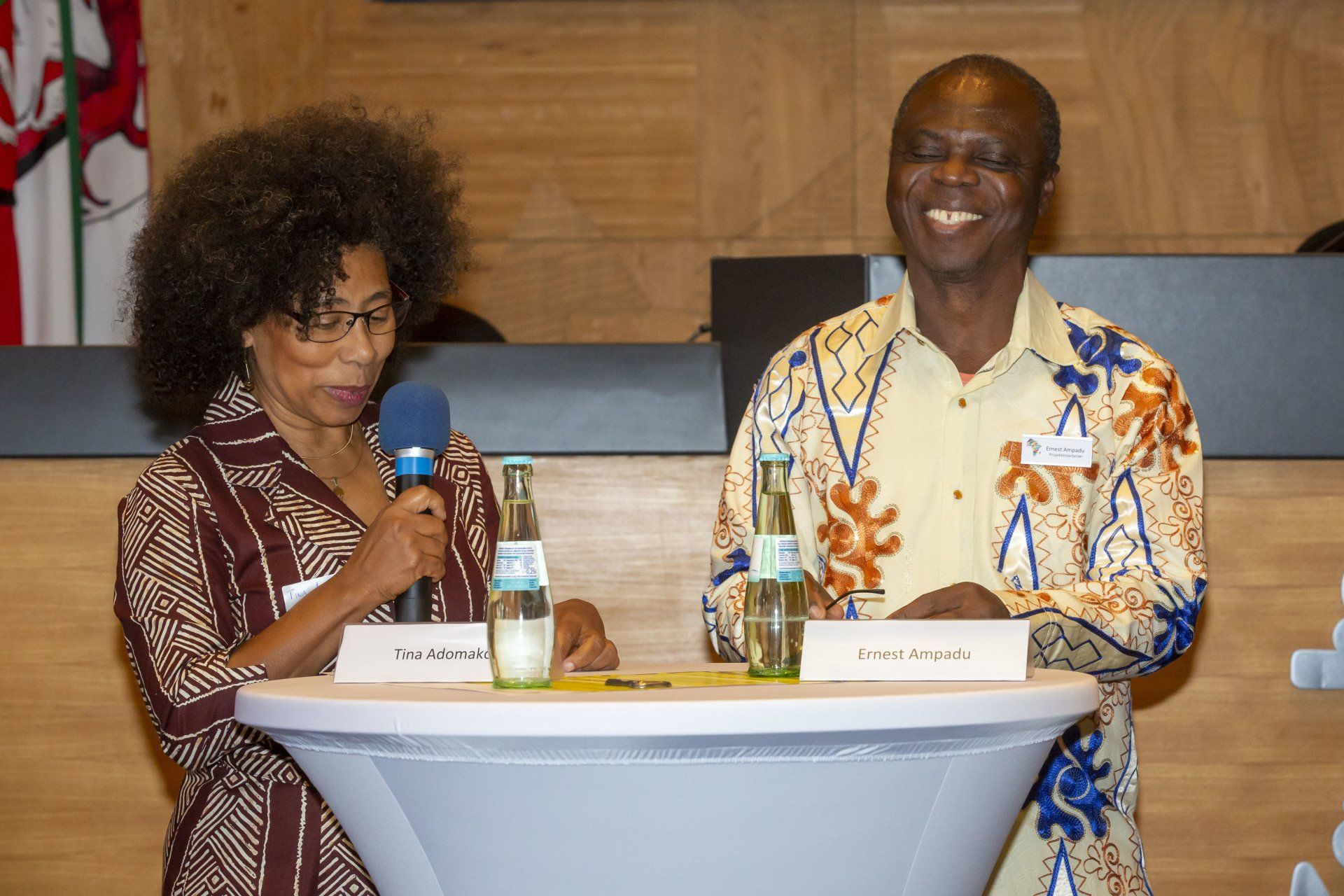 Tina Adomako und Ghana-Promotor für NRW Ernest Ampadu auf dem Podium