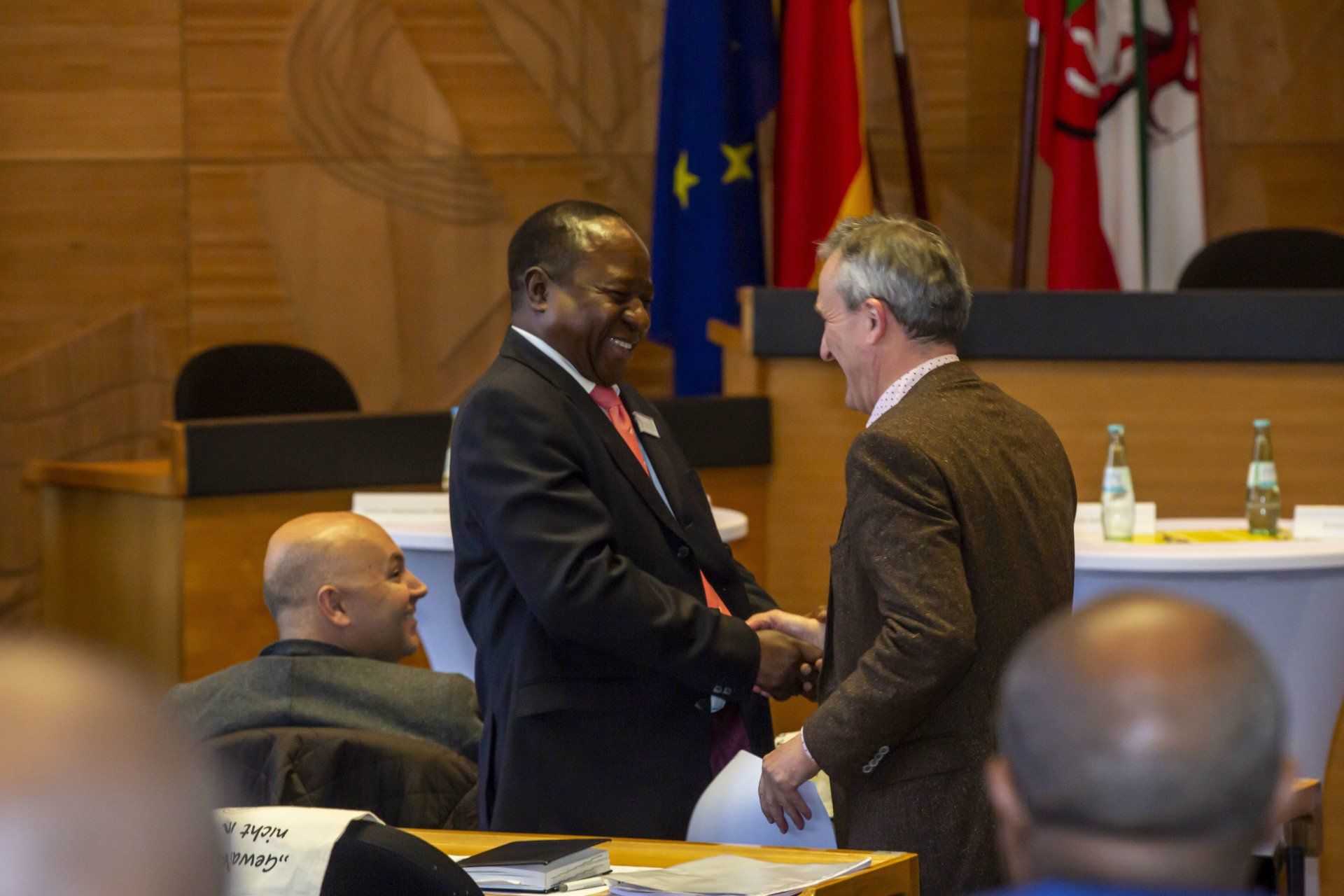 OB Thomas Geisel und Dr. Denis Mukuna geben sich die Hand