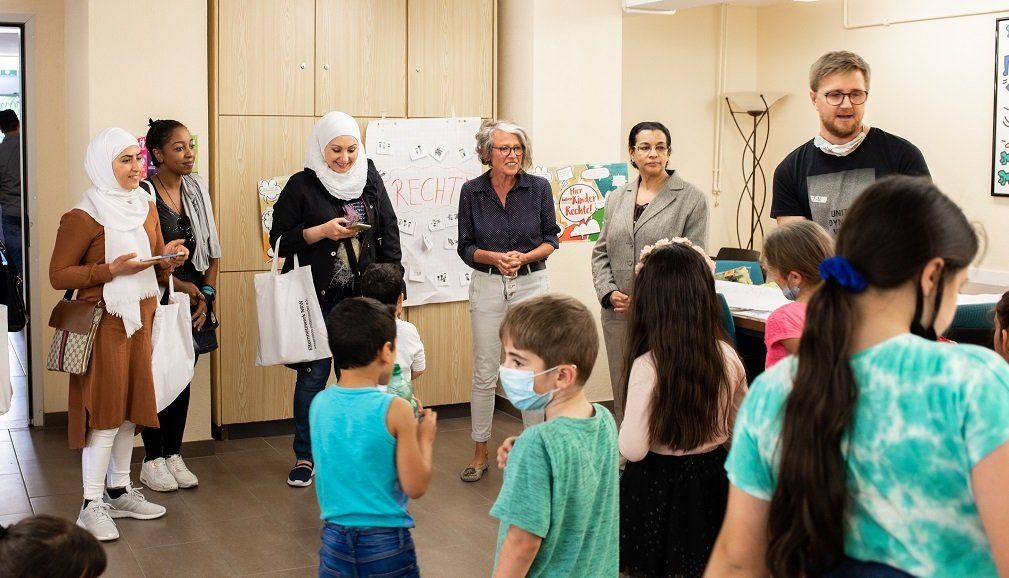 Teilnehmer*innen und Kinder beim Workshop zu Kinderrechte in Hattingen. Projekt Elterngespräche des Elternnetzwerk NRW