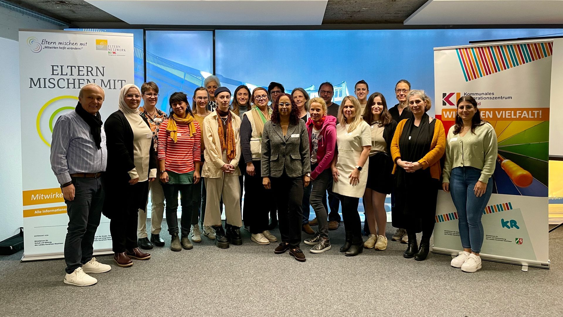 Großes Gruppenbild bei der Partnerschulung in Krefeld, links der Aufziehbanner von Eltern mischen mit, rechts des KI Krefeld