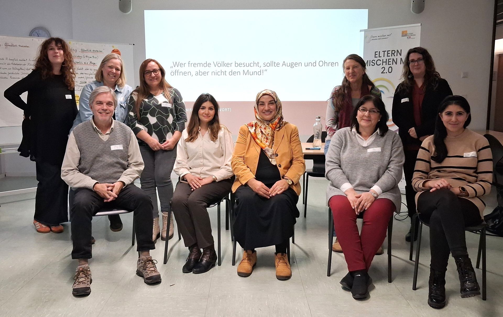 Zu sehen ist ein Gruppenbild der Teilnehmer*innen der Schulung vor einem Zitat in der Präsentation.