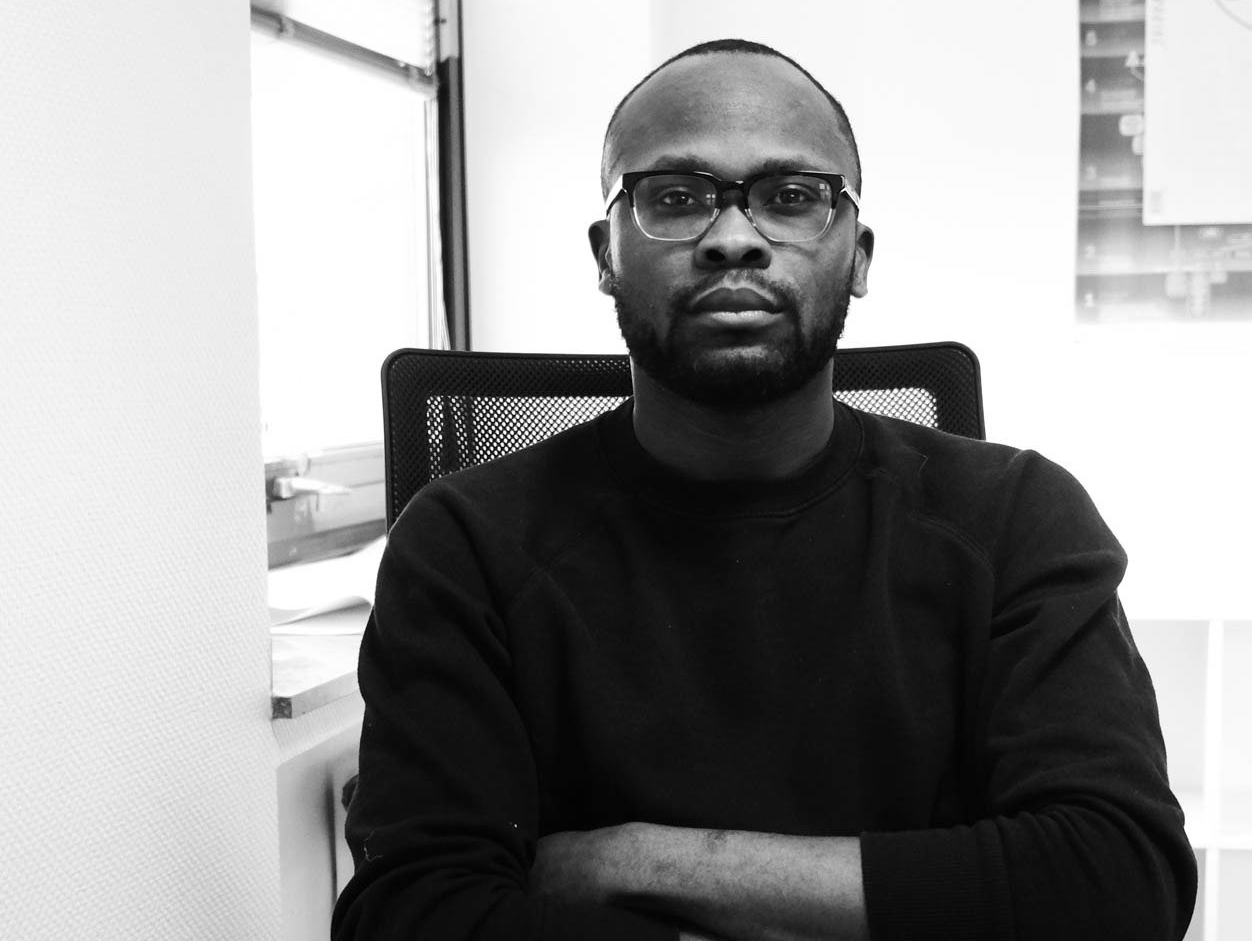 Francis Oghuma im Portrait. Er ist Fotograf, Dokumentarfilmemacher, ausgebildeter Fachinformatiker und Kinderbuchautor.
