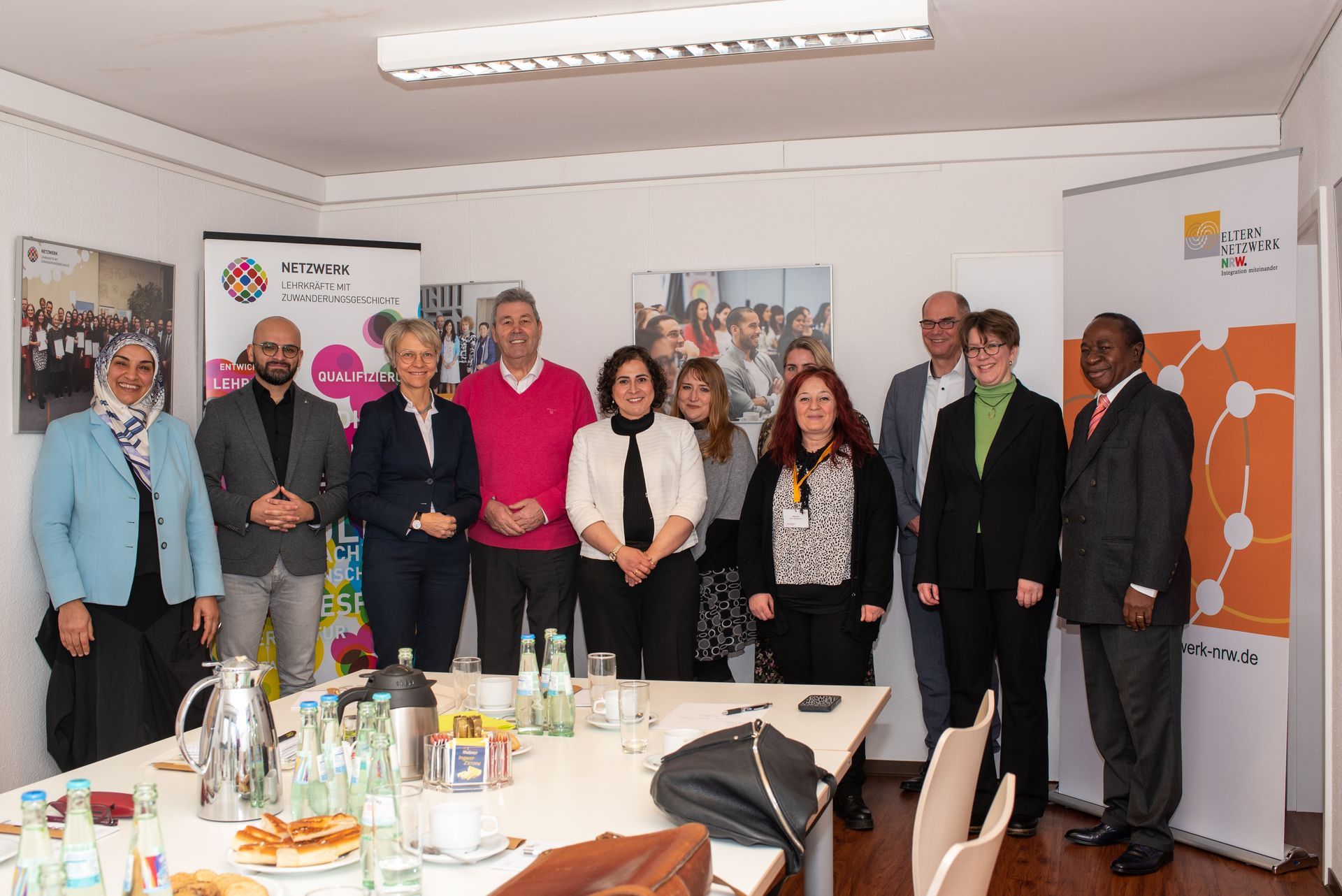Gruppenfoto mit Schulministerin Feller und Projektbeteiligten von „Eltern mischen mit“ beim Besuch im Elternnetzwerk NRW.
