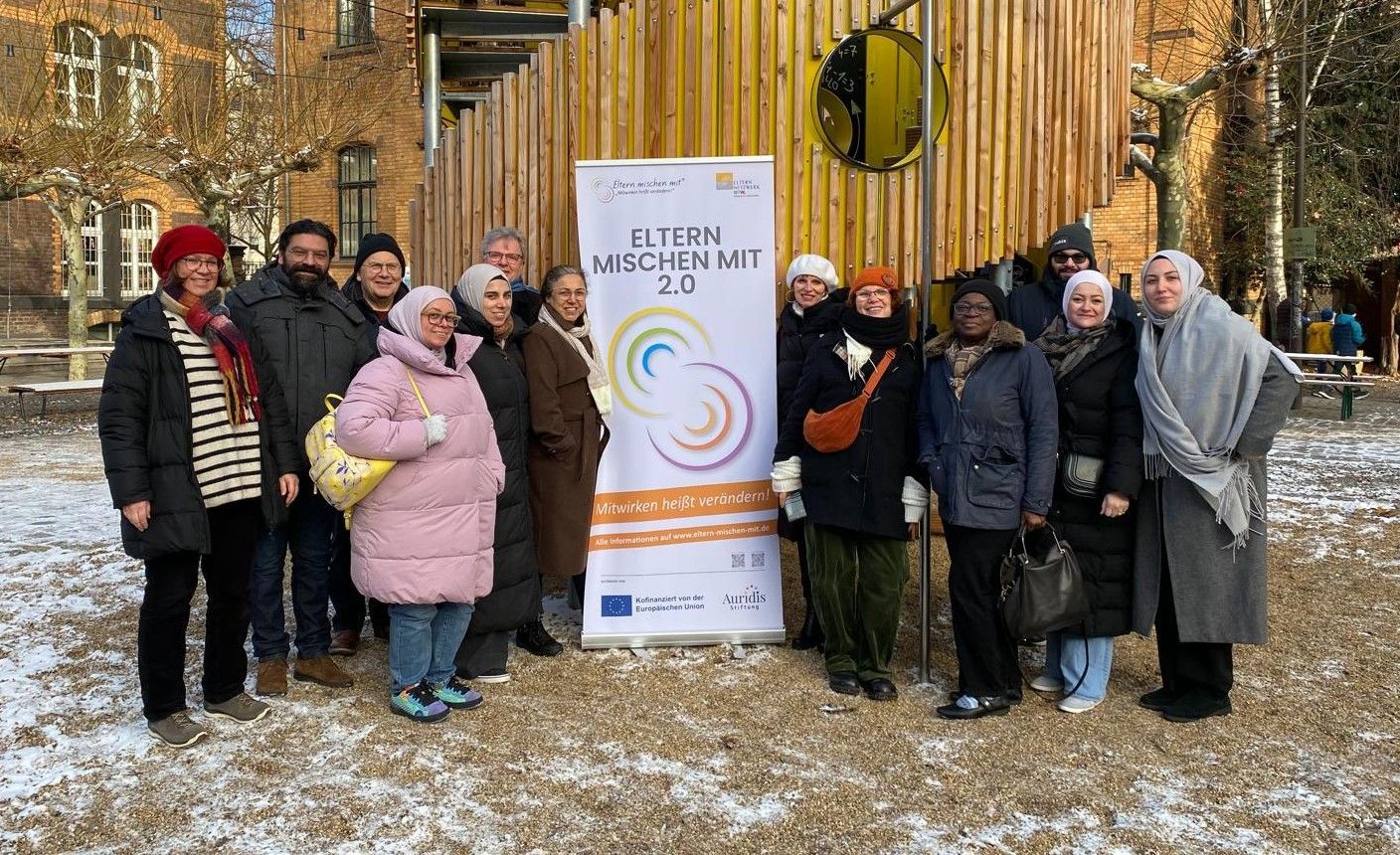 Alle Teilnehmenden der neuen Qualifizierung für neue Trainer*innen im Projekt Eltern mischen mit.