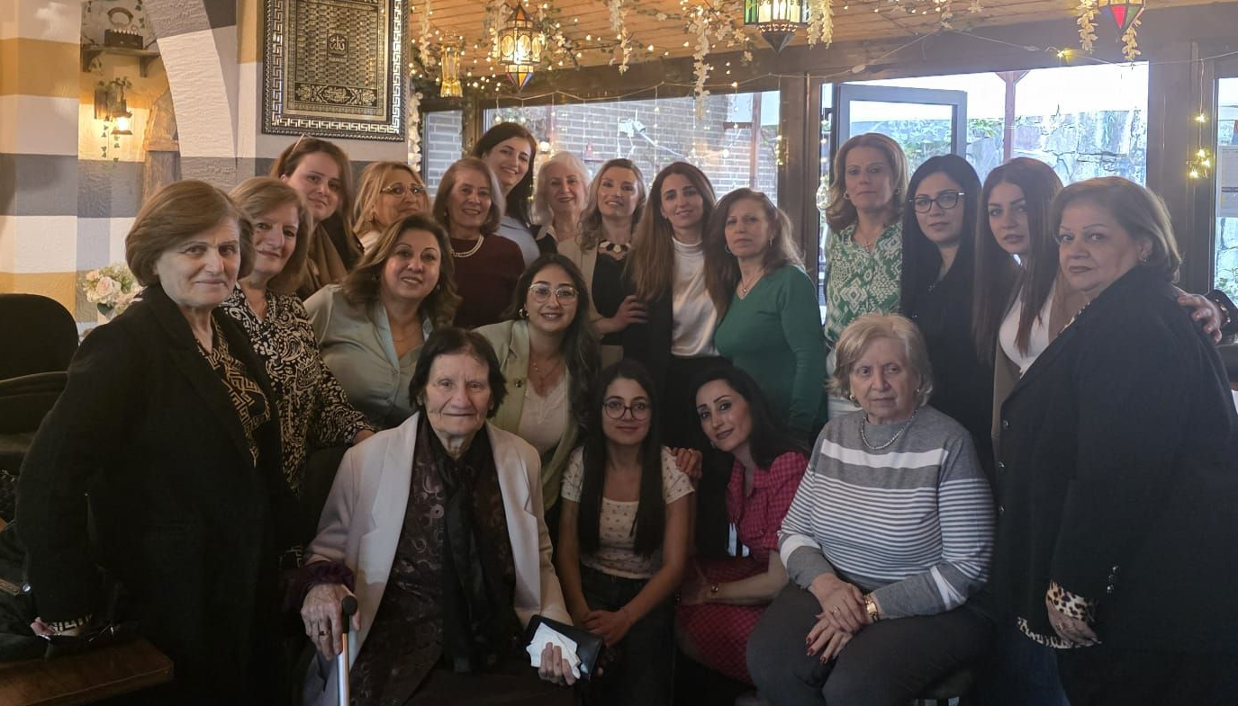 Große Gruppe von Frauen aus dem Verein unterschiedlichen Alters posieren gemeinsam für ein Bild.