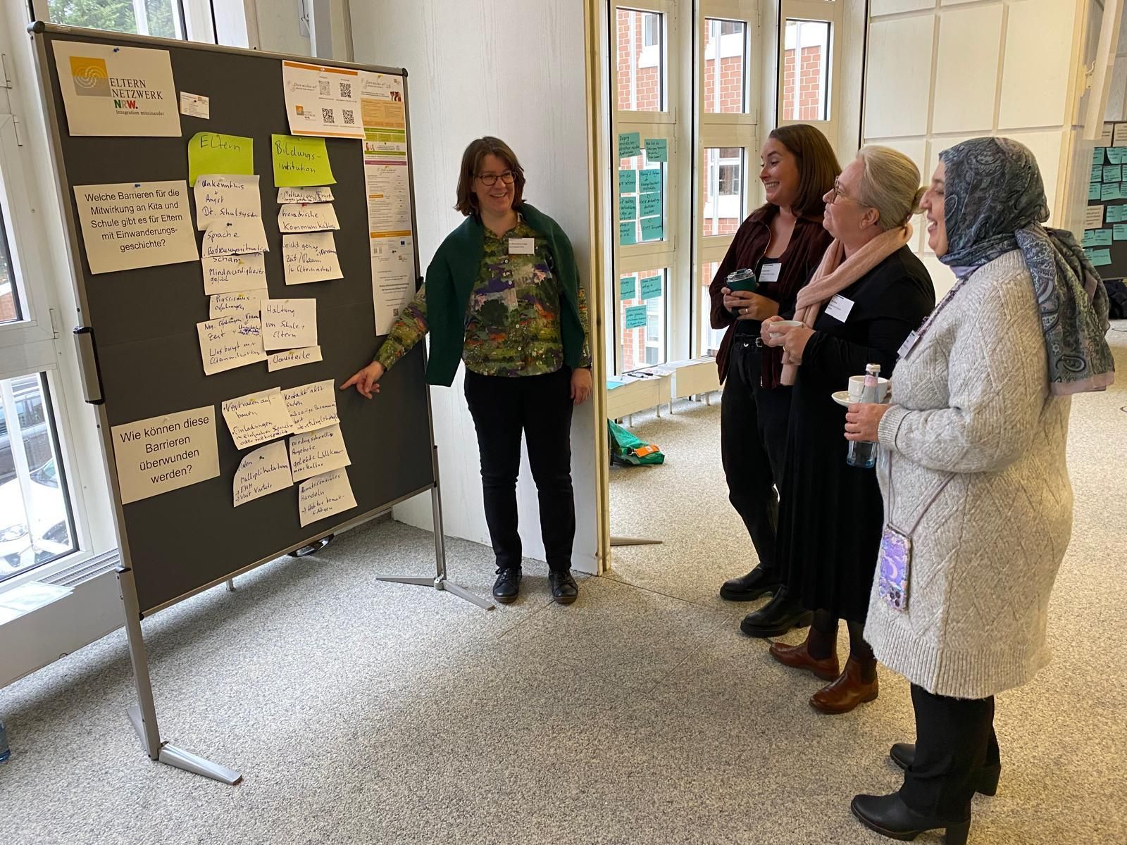 Projektleitung Eltern mischen mit, Sonja Gierse Arsten, stellt Interessierten das Projekt vor.