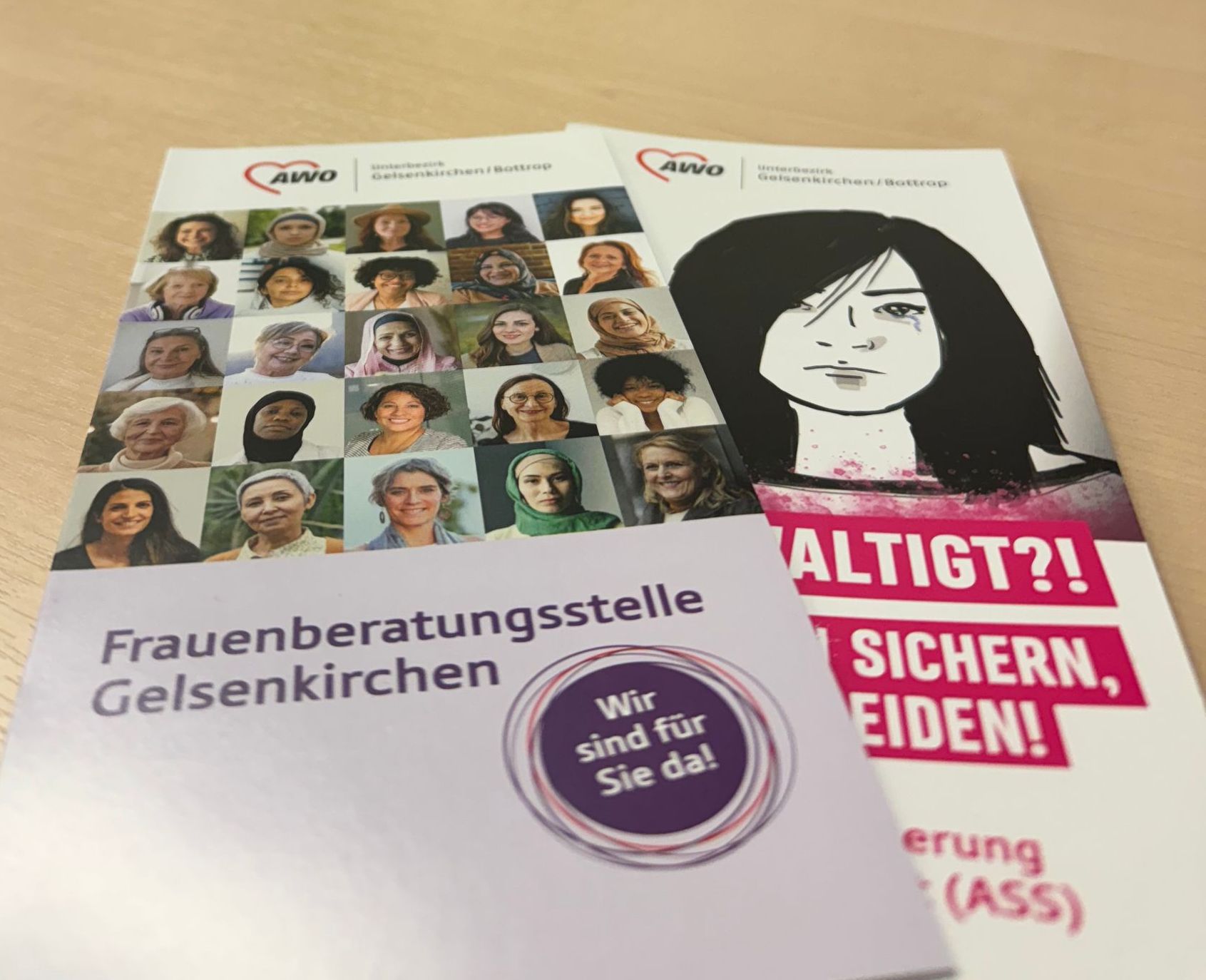 Zwei Flyer der AWO, Frauenberatungsstelle Gelsenkirchen