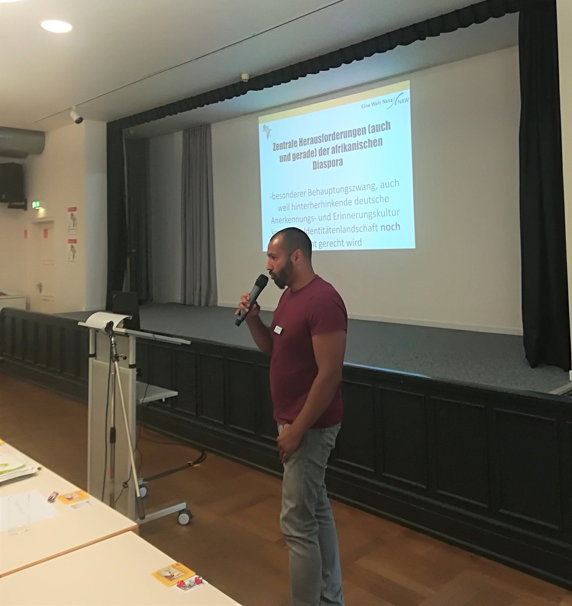Serge Palasie vom Eine-Welt-Netz NRW e.V. hielt einen Impulsvortrag und nahm Bezug auf die SDGs und die UN-Dekade für Menschen afrikanischer Herkunft