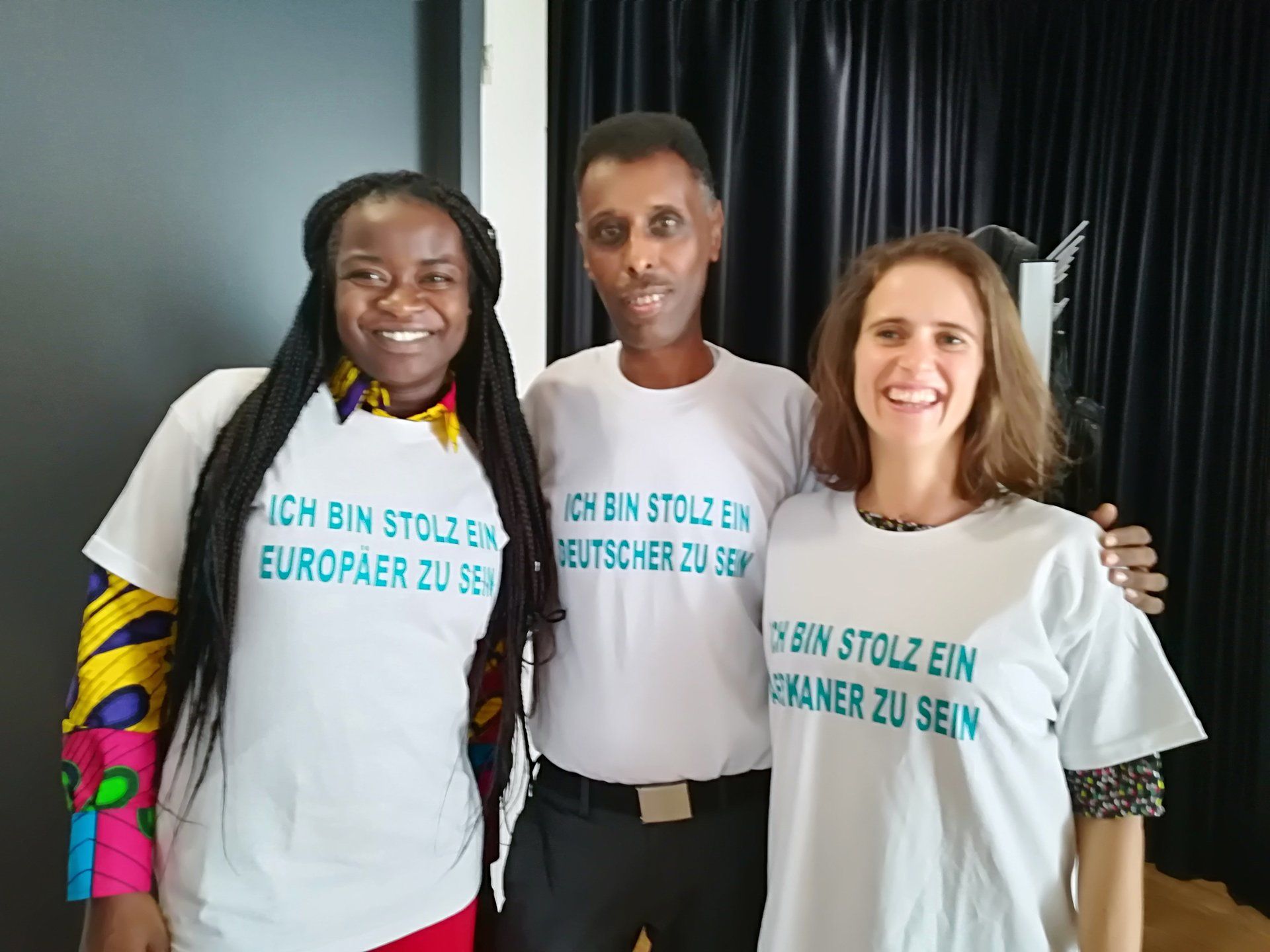 Miglobe Referentin Ivy Owusu-Dartey, der eritreische Musiker Samson Kidane und Irina Toteva, Projektleitung