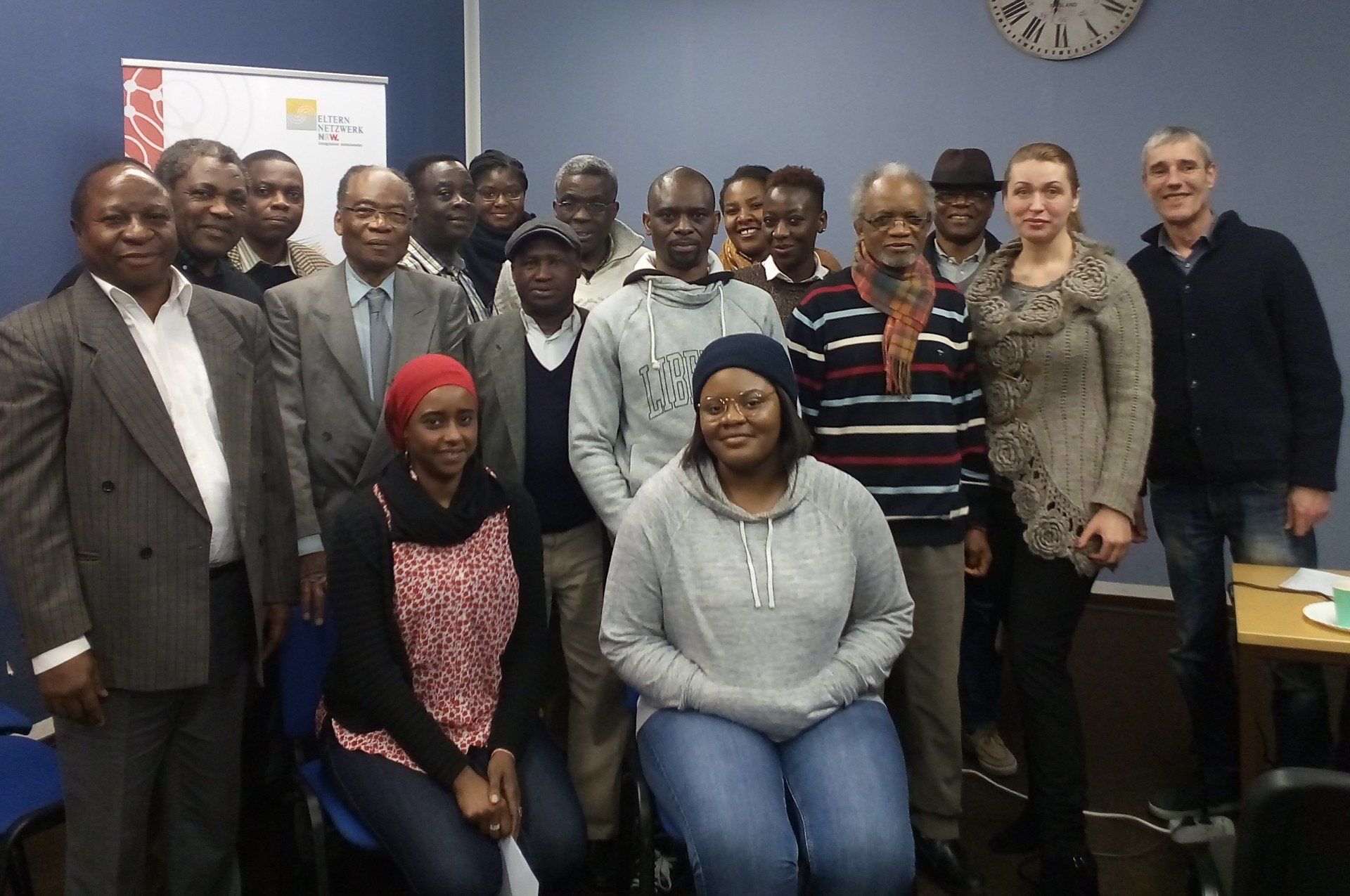 Gruppenfoto mehrheitlich afrikanisch gelesener Menschen bei ihrer Fortbildung zum Projektmanagement und Finanzcontrolling