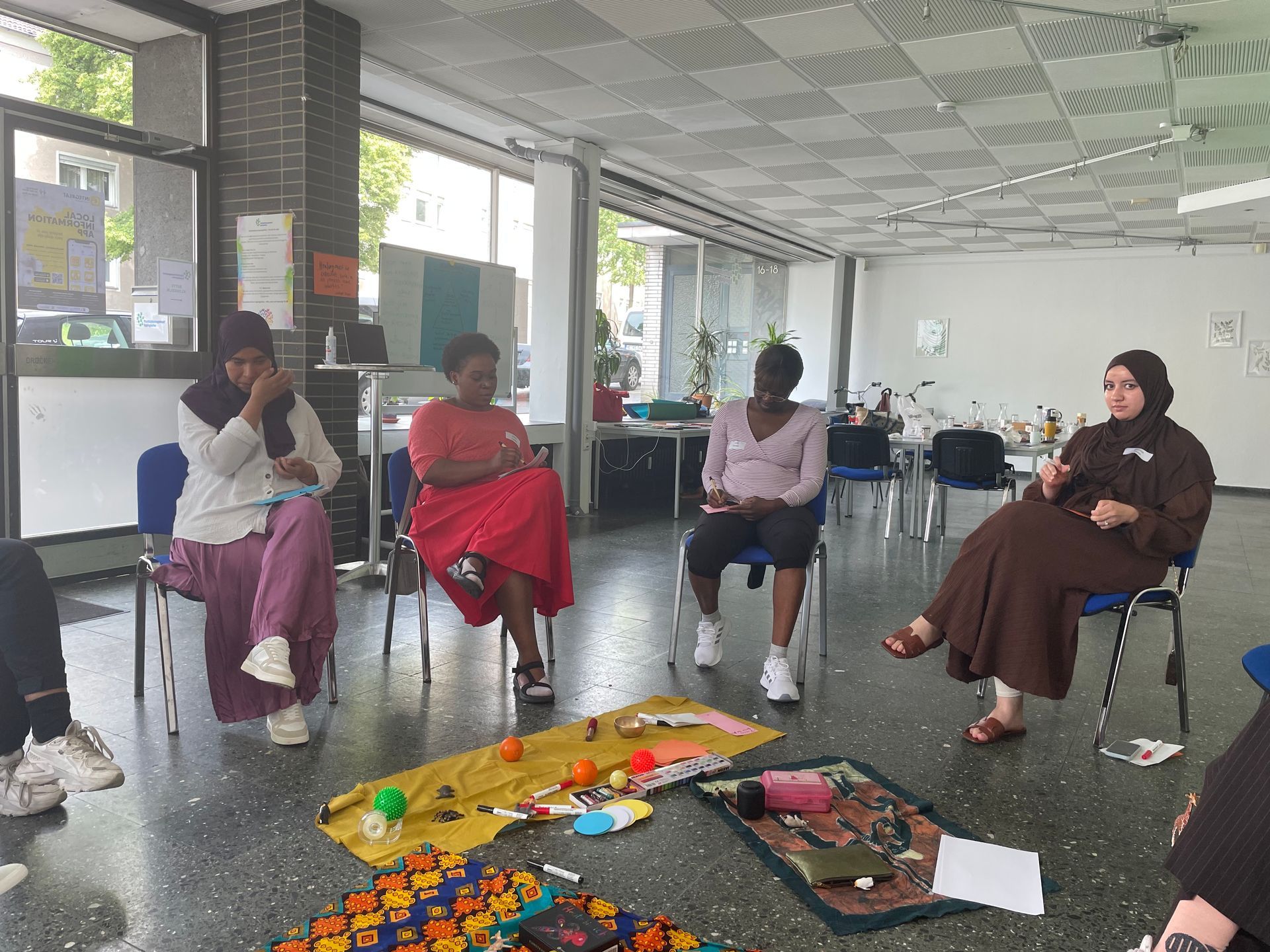 Teilnehmerinnen im Stuhlkreis beim Workshop zu Empowerment in Mühlheim/Ratingen