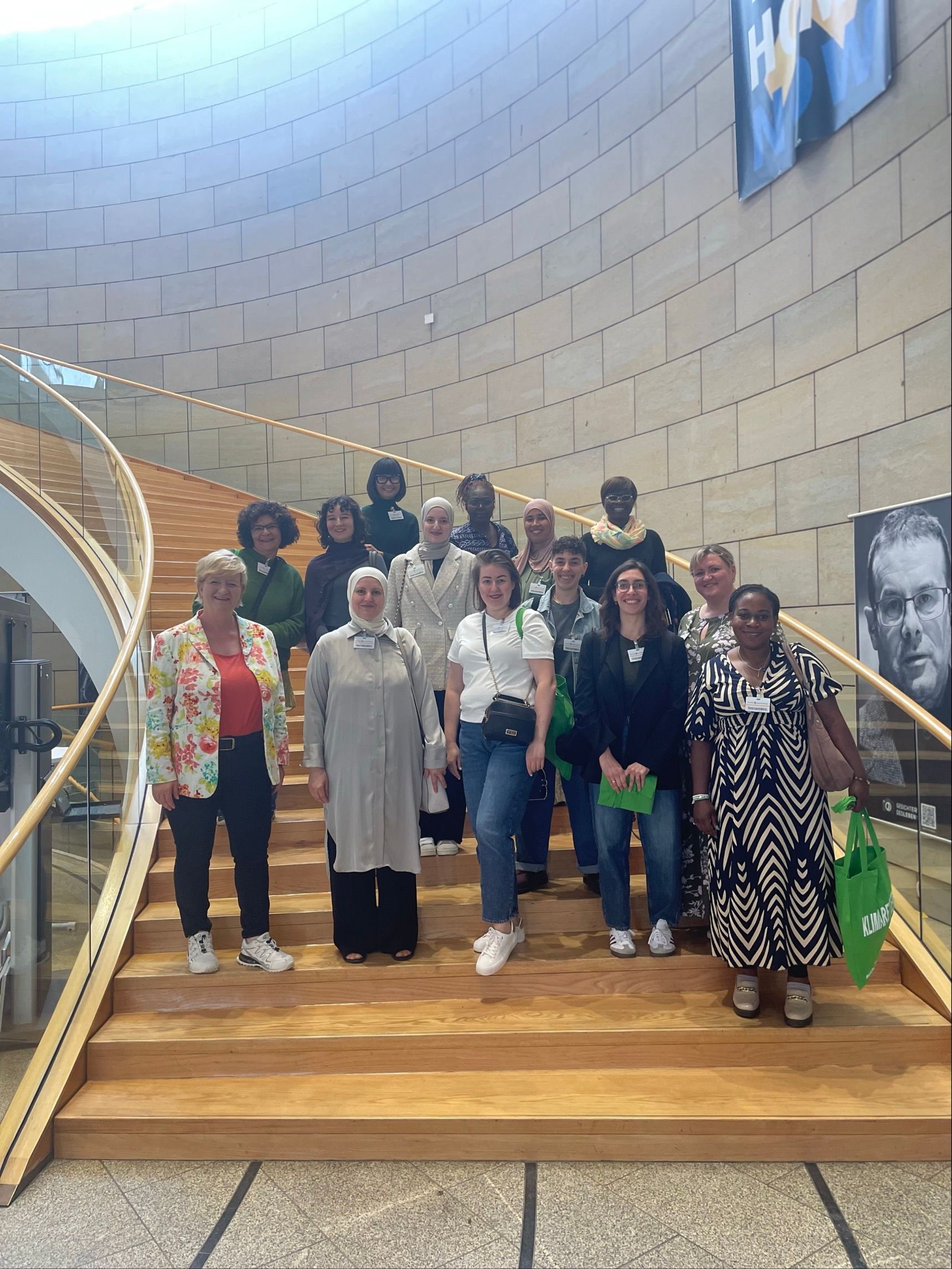 Her Diversity zu Besuch im Landtag NRW. Gruppenfoto auf der großen Treppe