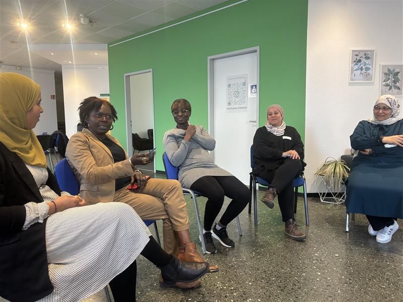 Auf dem Bild sind die Her-Diversity Frauen in einem Stuhlkreis zu sehen.