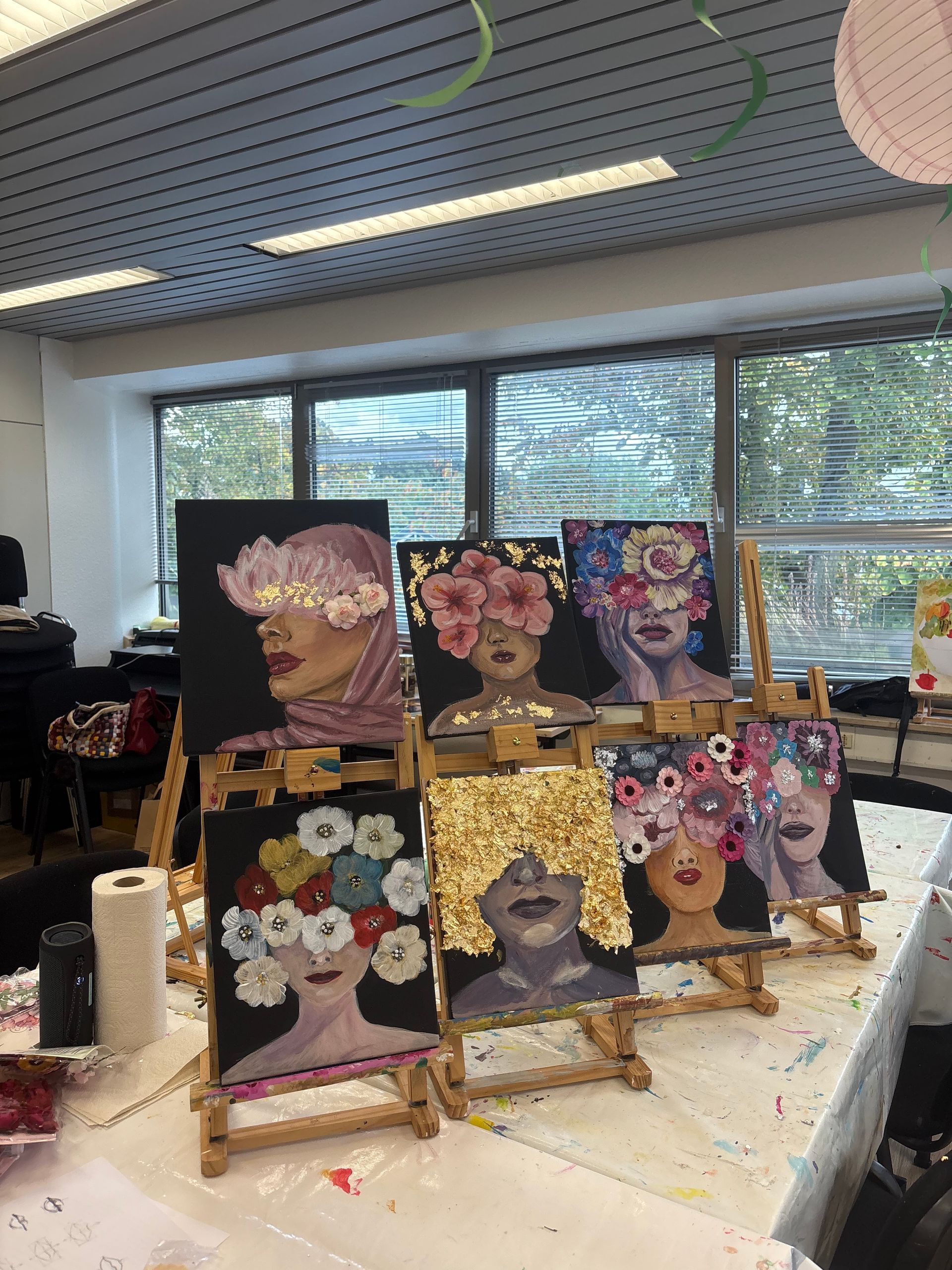 Die Kunstwerke, die Teilnehmerinnen beim Kunstworkshop produziert haben. Allesamt orientieren sie sich am Stil von Frida Kahlo