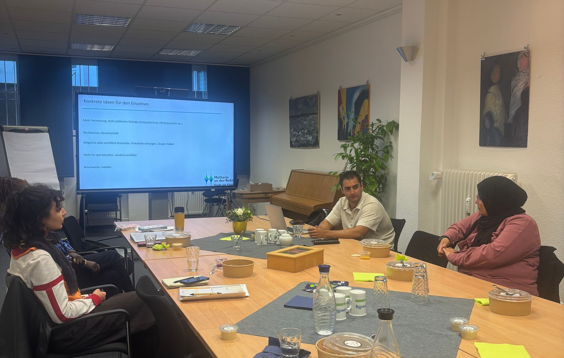 Teilnehmerinnen von Her Diversity am Tisch mit Antidiskriminierungsbeauftragten Hakan Çalışkan