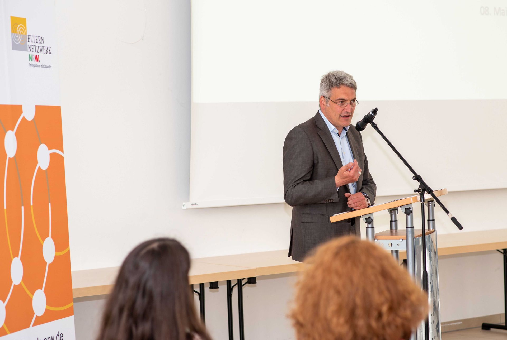 Schirmherr Lorenz Bahr am Mikrofon bei der Zukunftskonferenz im Projekt Kultur Inklusiv